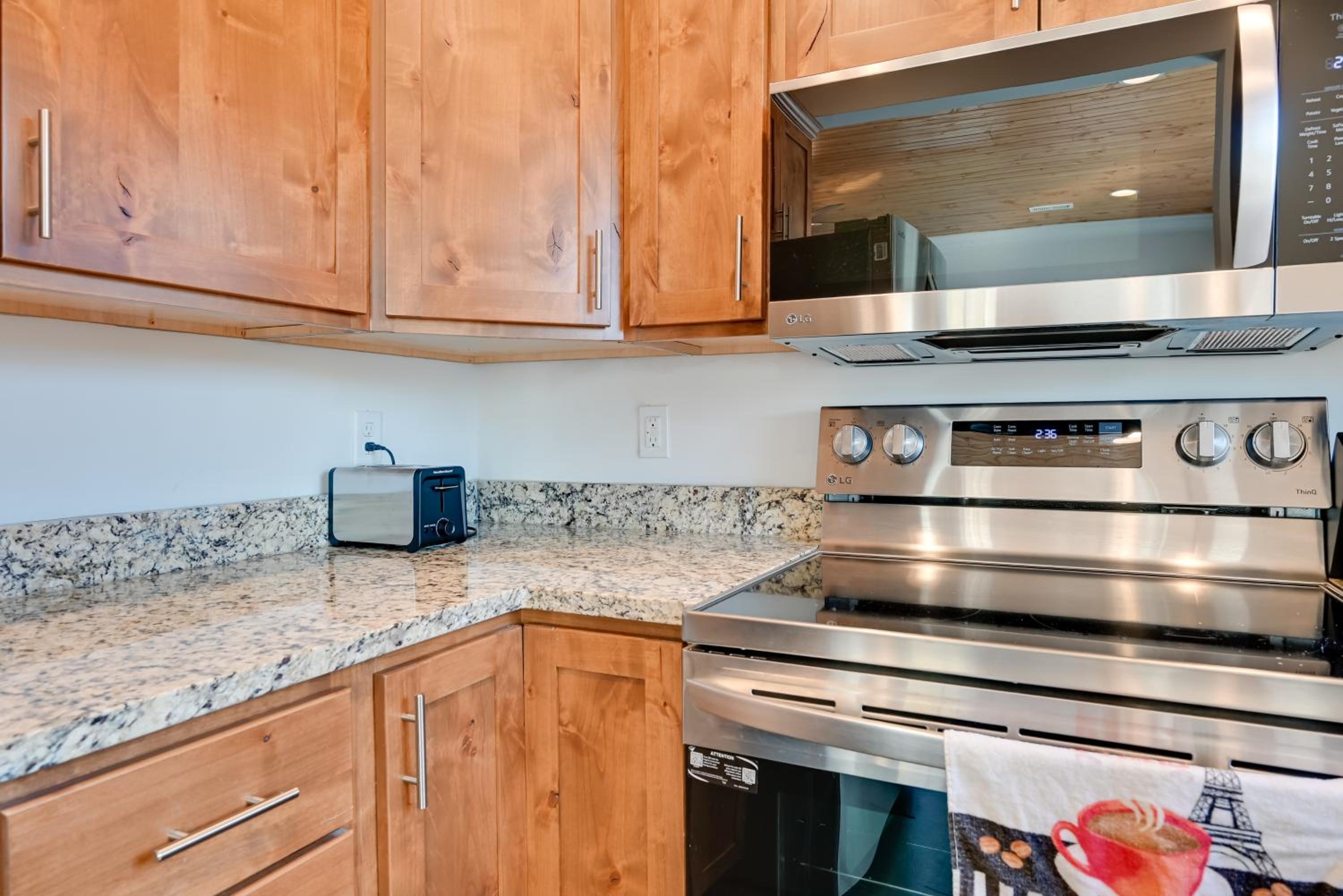 6 Mi to Rough River Lake! Waterfront Home with Deck