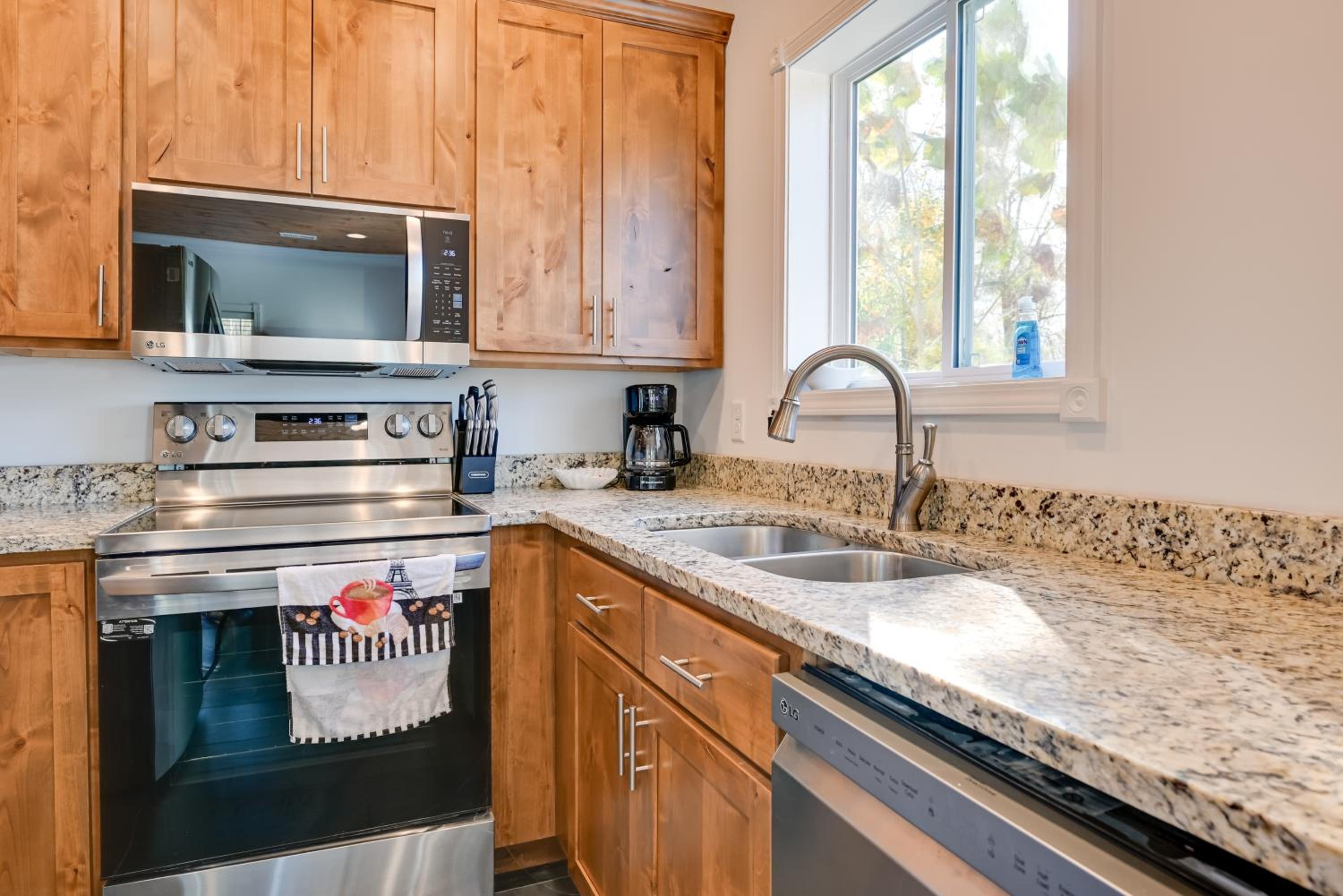 6 Mi to Rough River Lake! Waterfront Home with Deck