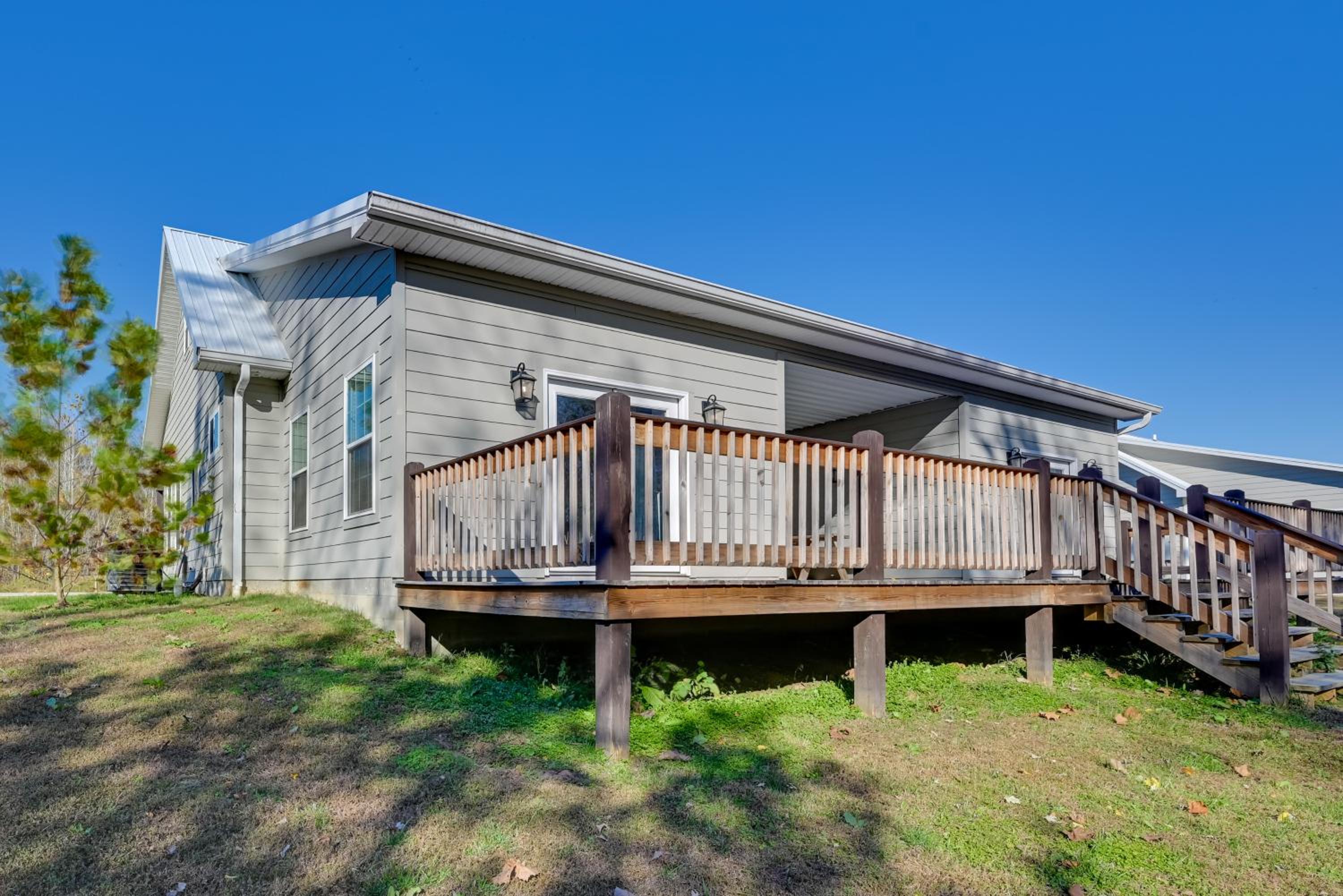 6 Mi to Rough River Lake! Waterfront Home with Deck