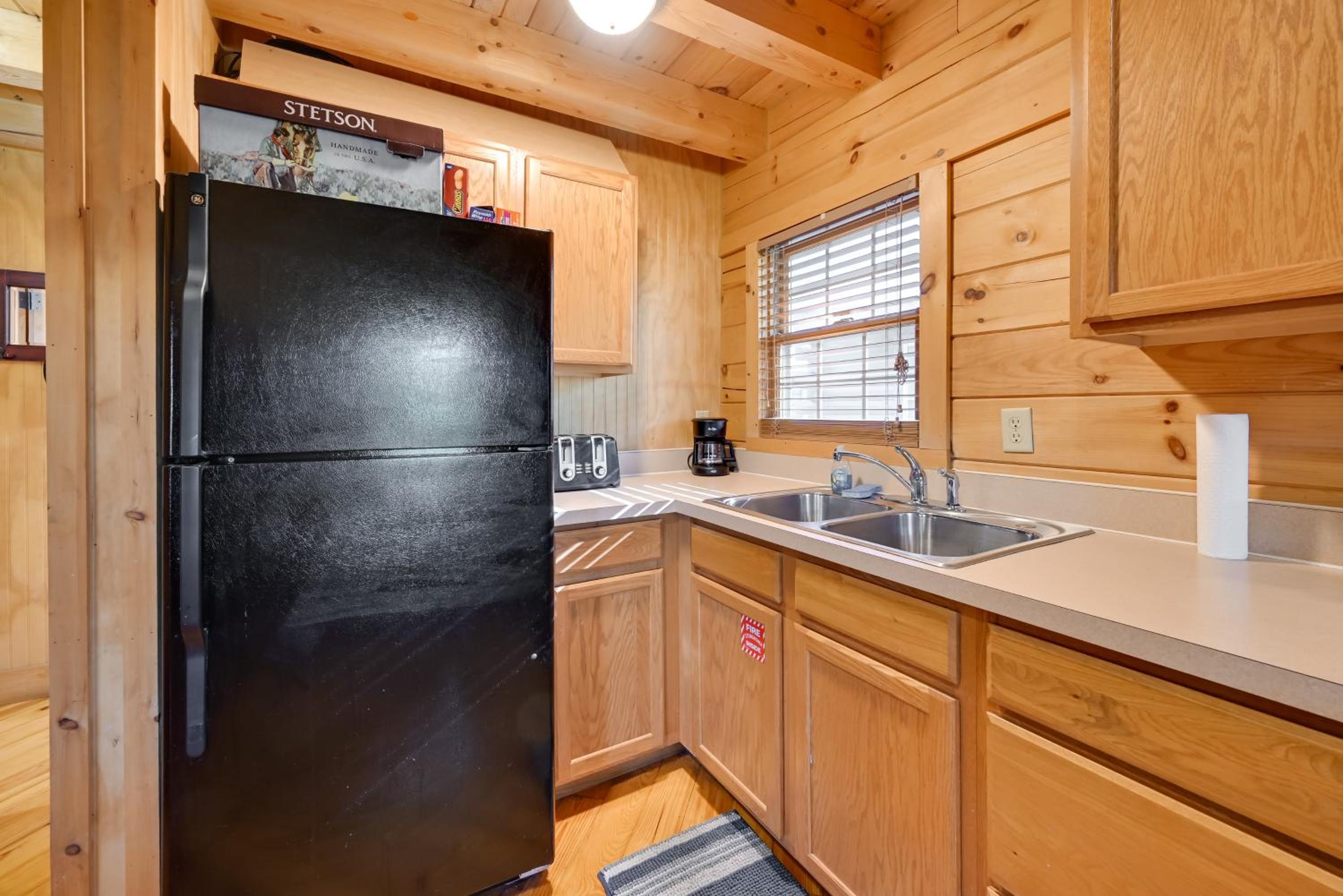 Cabin Along Rough River! Views, Fire Pit and Grill