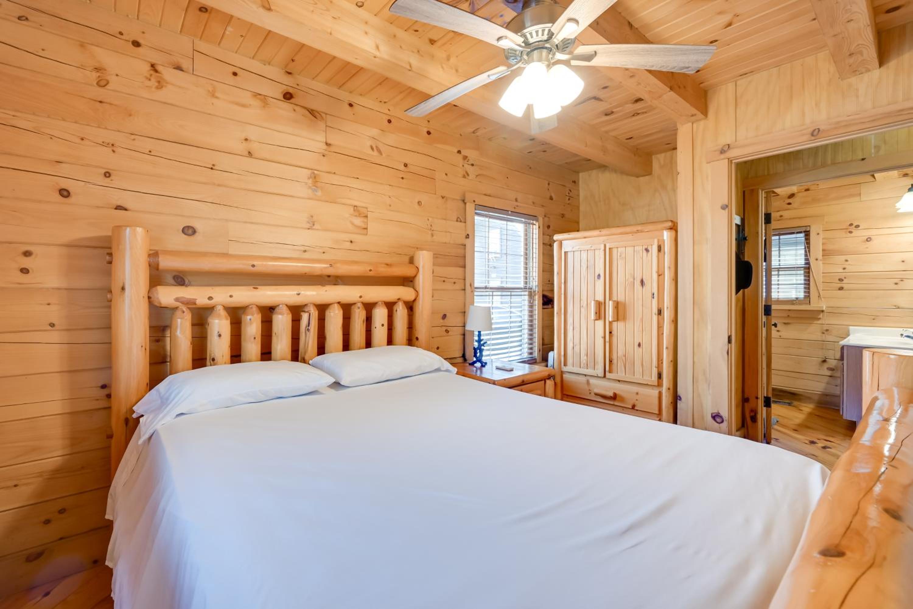 Cabin Along Rough River! Views, Fire Pit and Grill