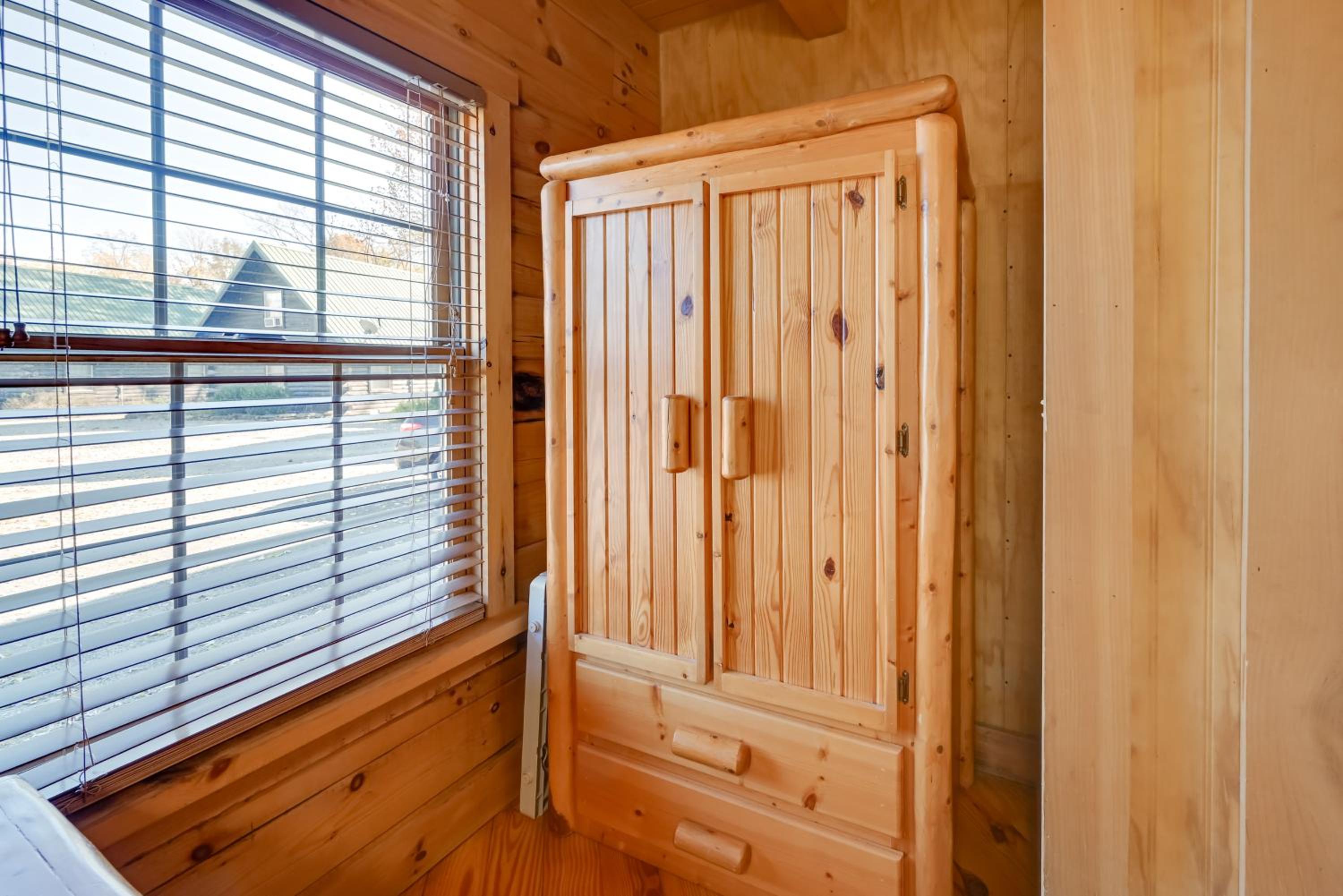 Cabin Along Rough River! Views, Fire Pit and Grill