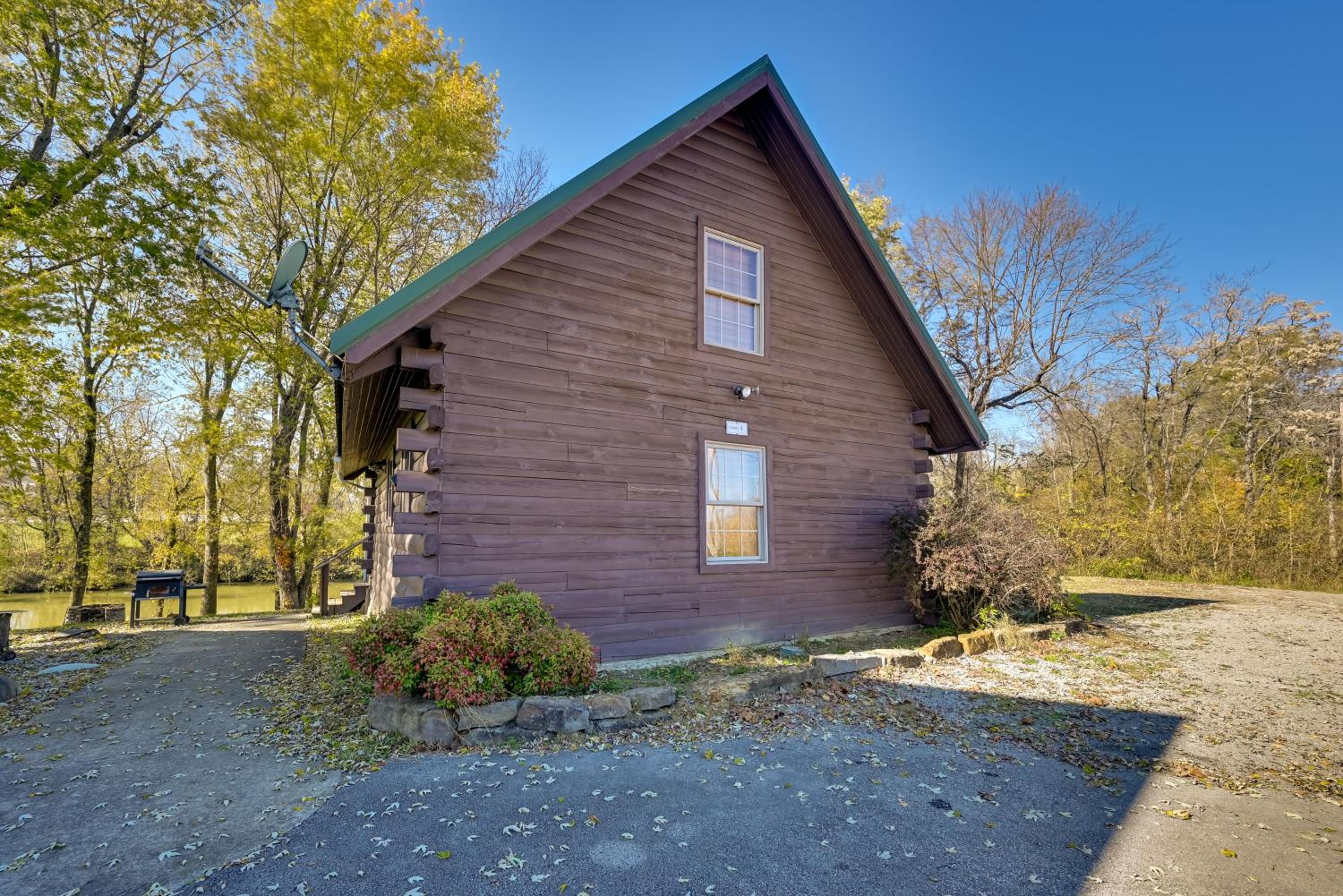 Cabin Along Rough River! Views, Fire Pit and Grill