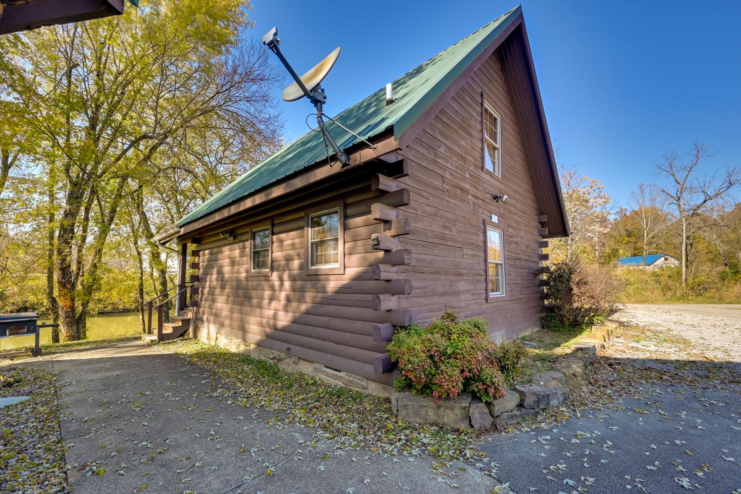 Cabin Along Rough River! Views, Fire Pit and Grill