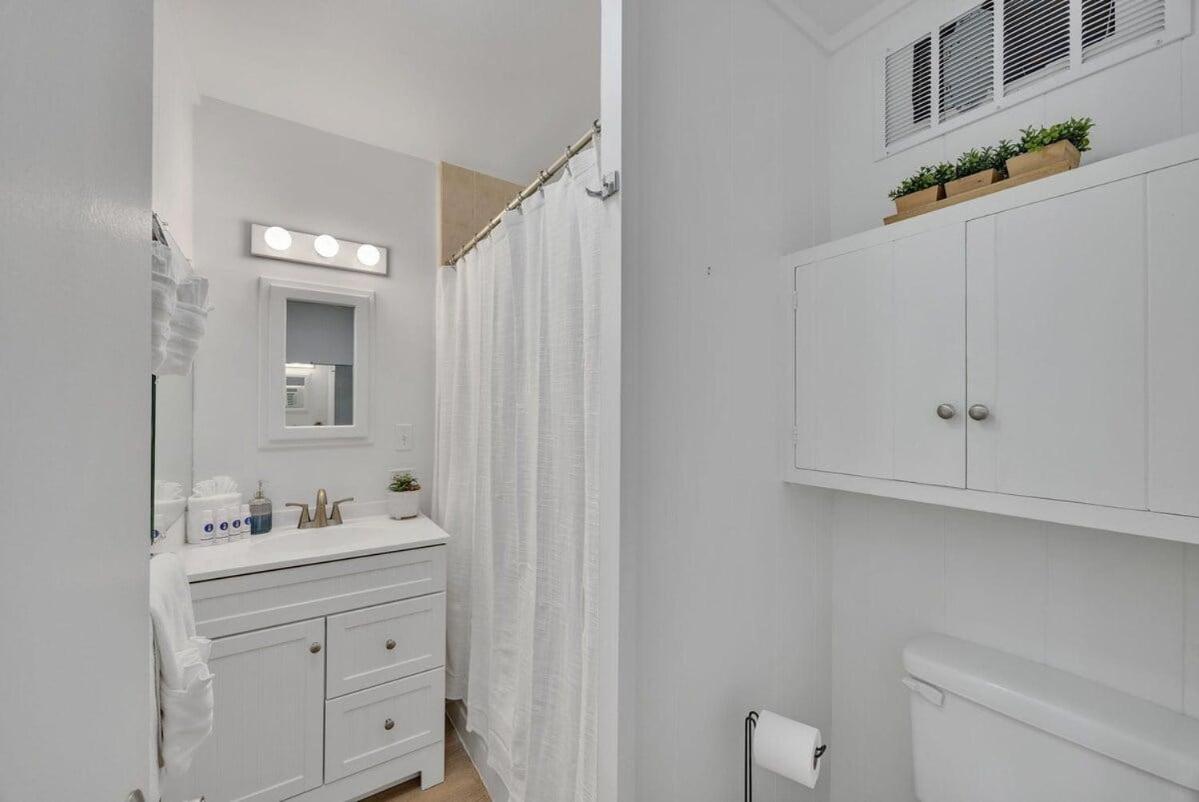 Hale Kai 110 · HKI 110 1BD Condo w Oceanviews and Oceanfront Poo