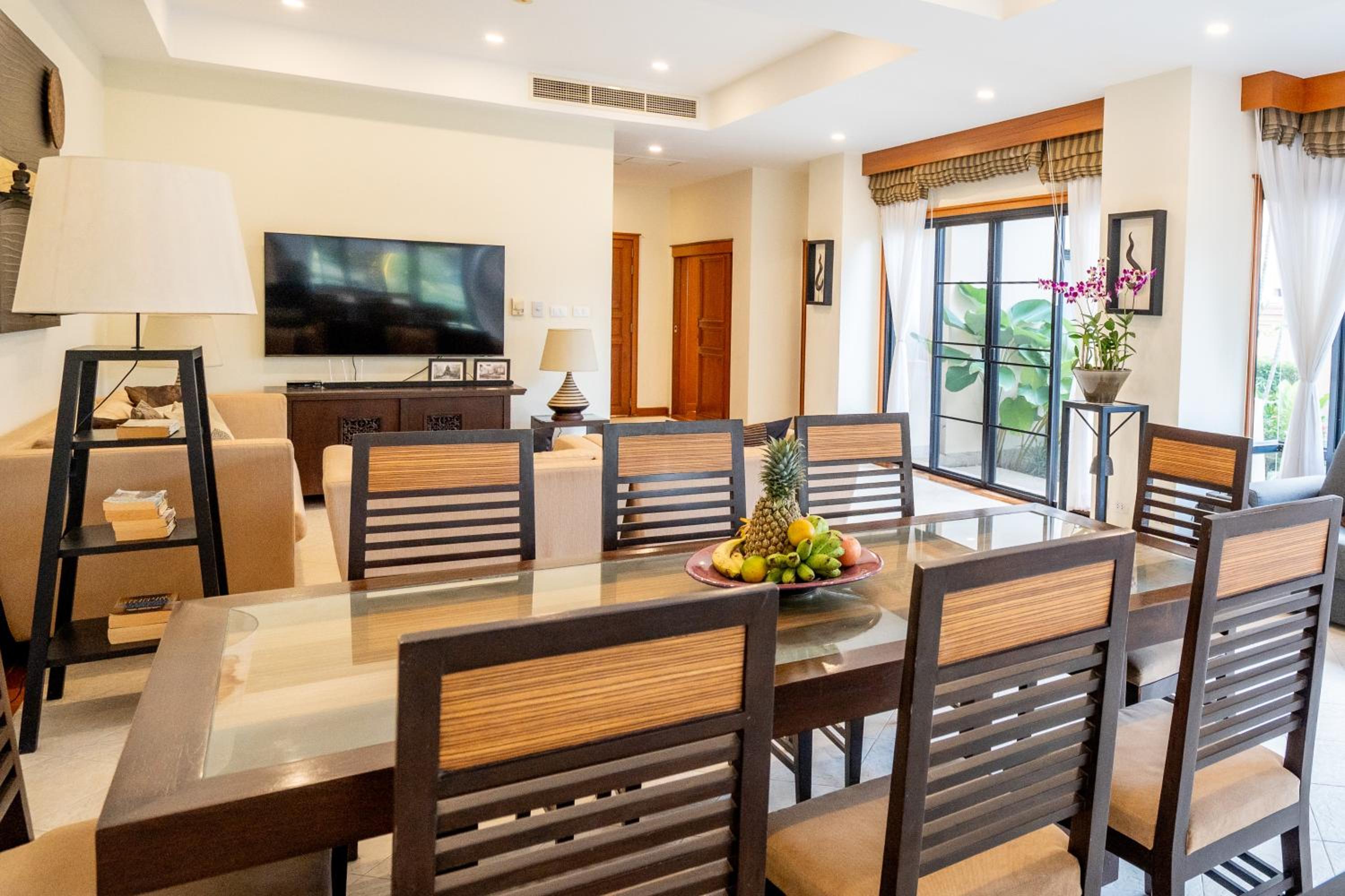 Grand 4-Bed Lagoon Villa - Private Pool & Garden - Laguna