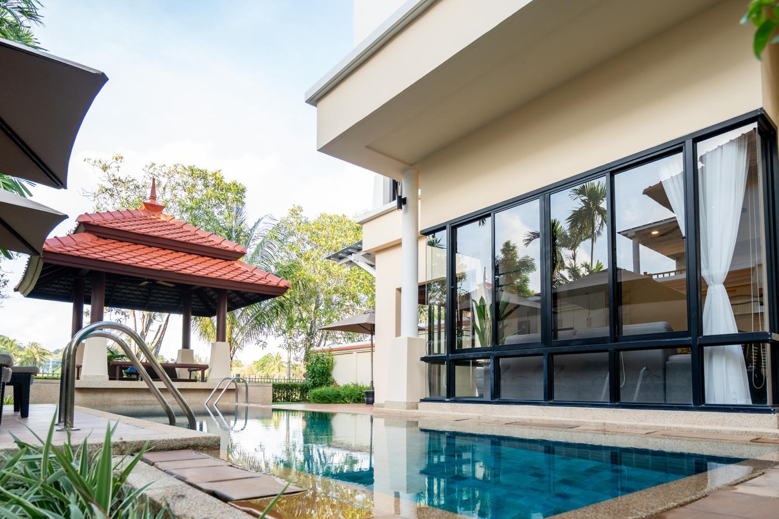 Grand 4-Bed Lagoon Villa - Private Pool & Garden - Laguna