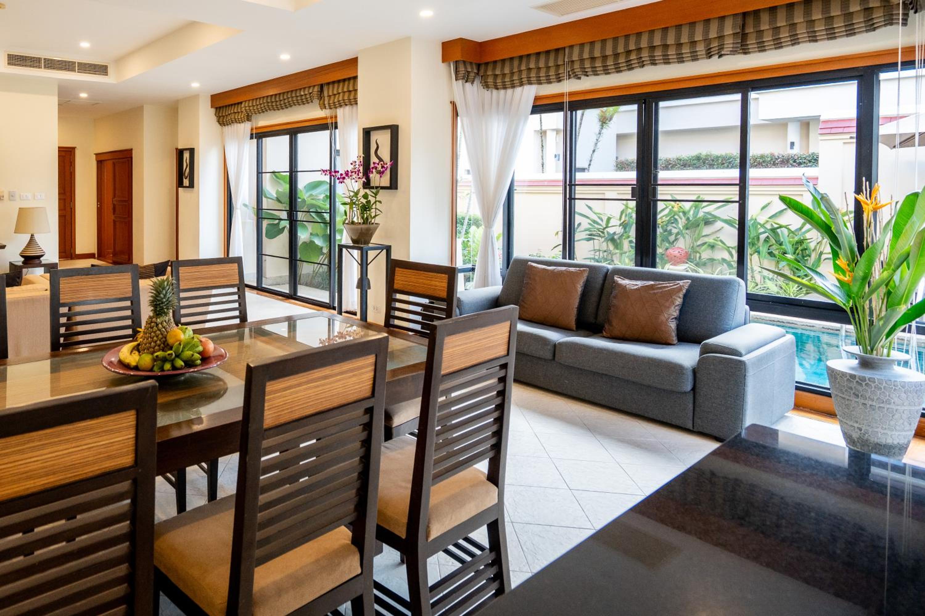 Grand 4-Bed Lagoon Villa - Private Pool & Garden - Laguna