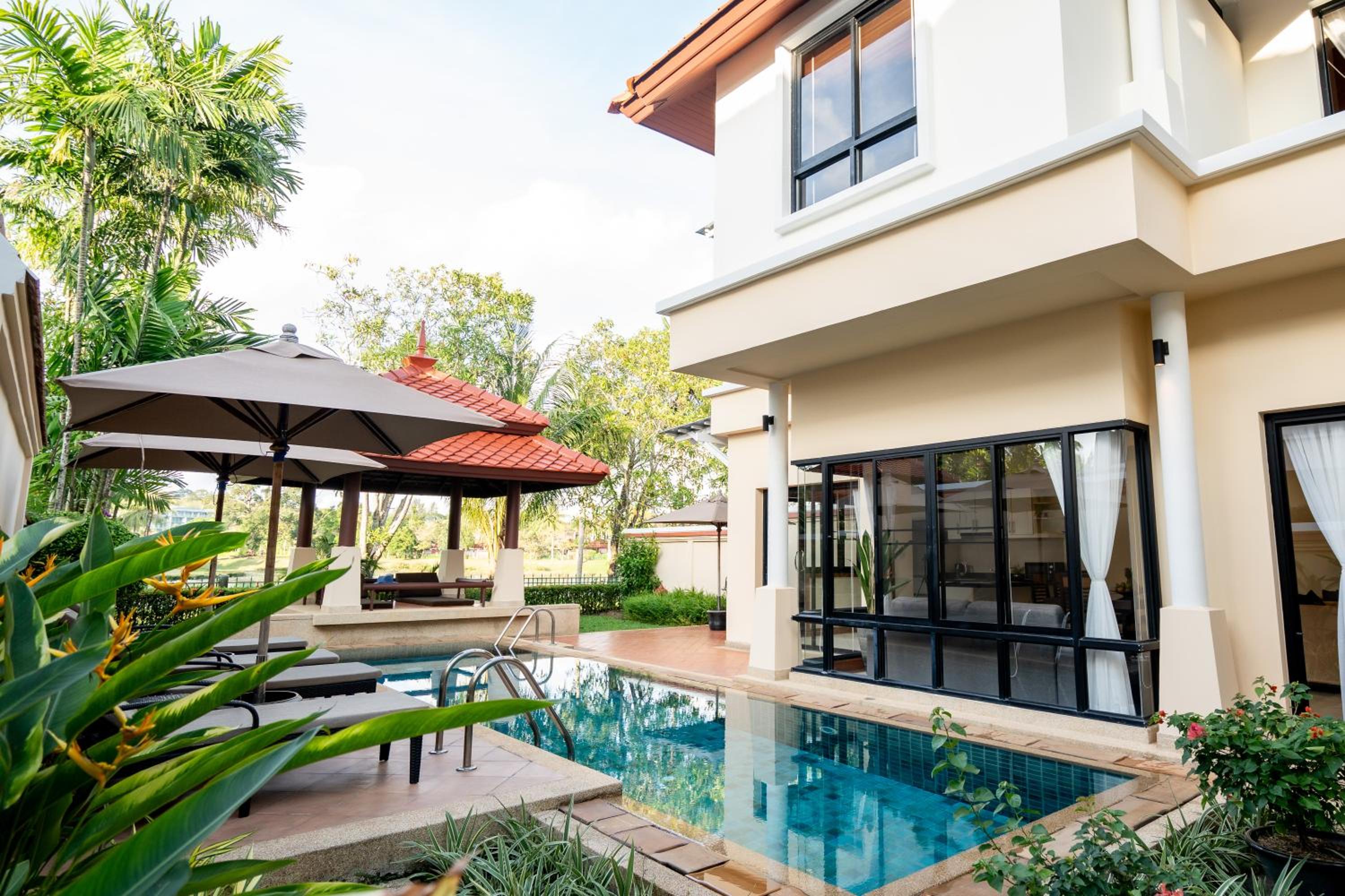 Grand 4-Bed Lagoon Villa - Private Pool & Garden - Laguna