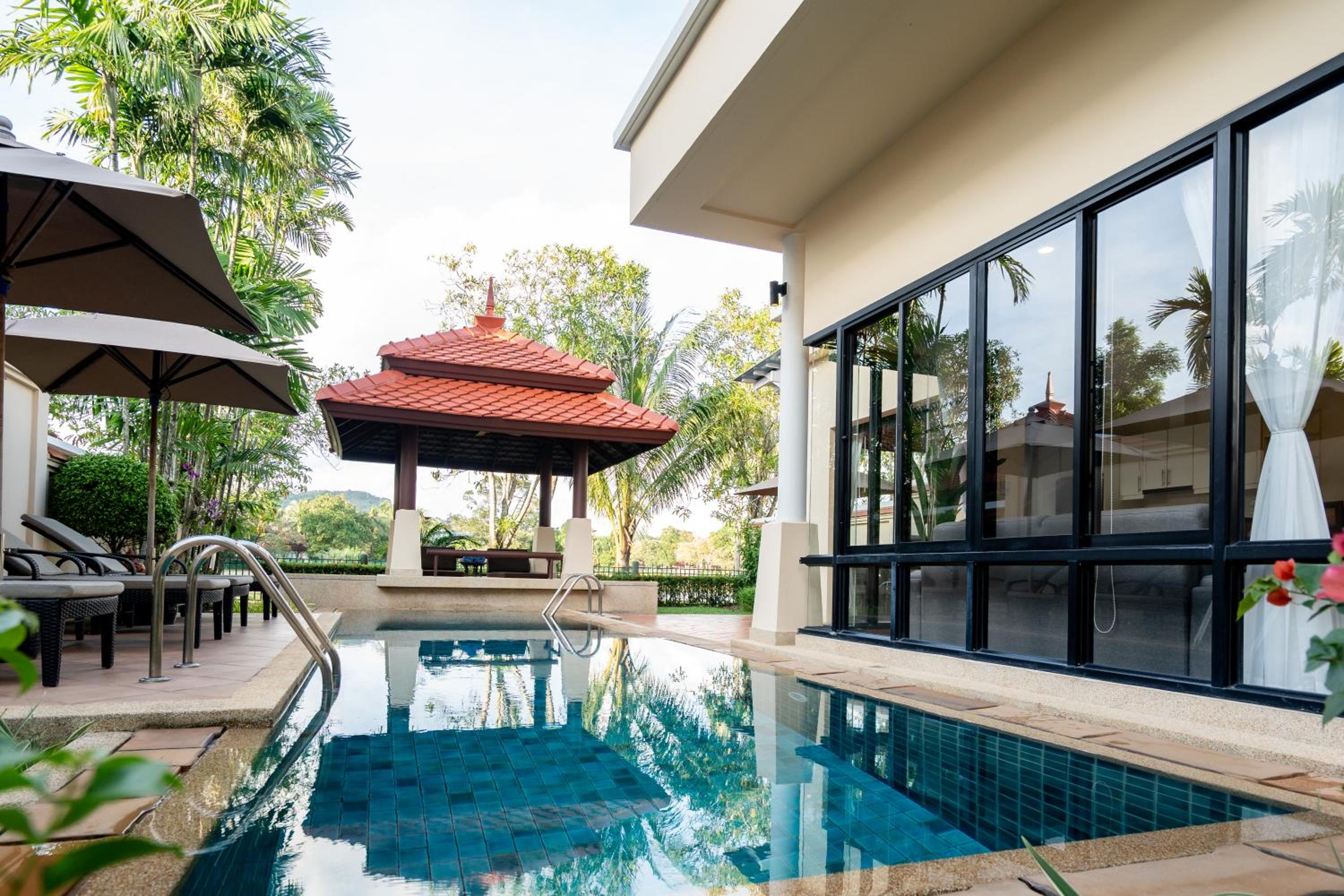 Grand 4-Bed Lagoon Villa - Private Pool & Garden - Laguna
