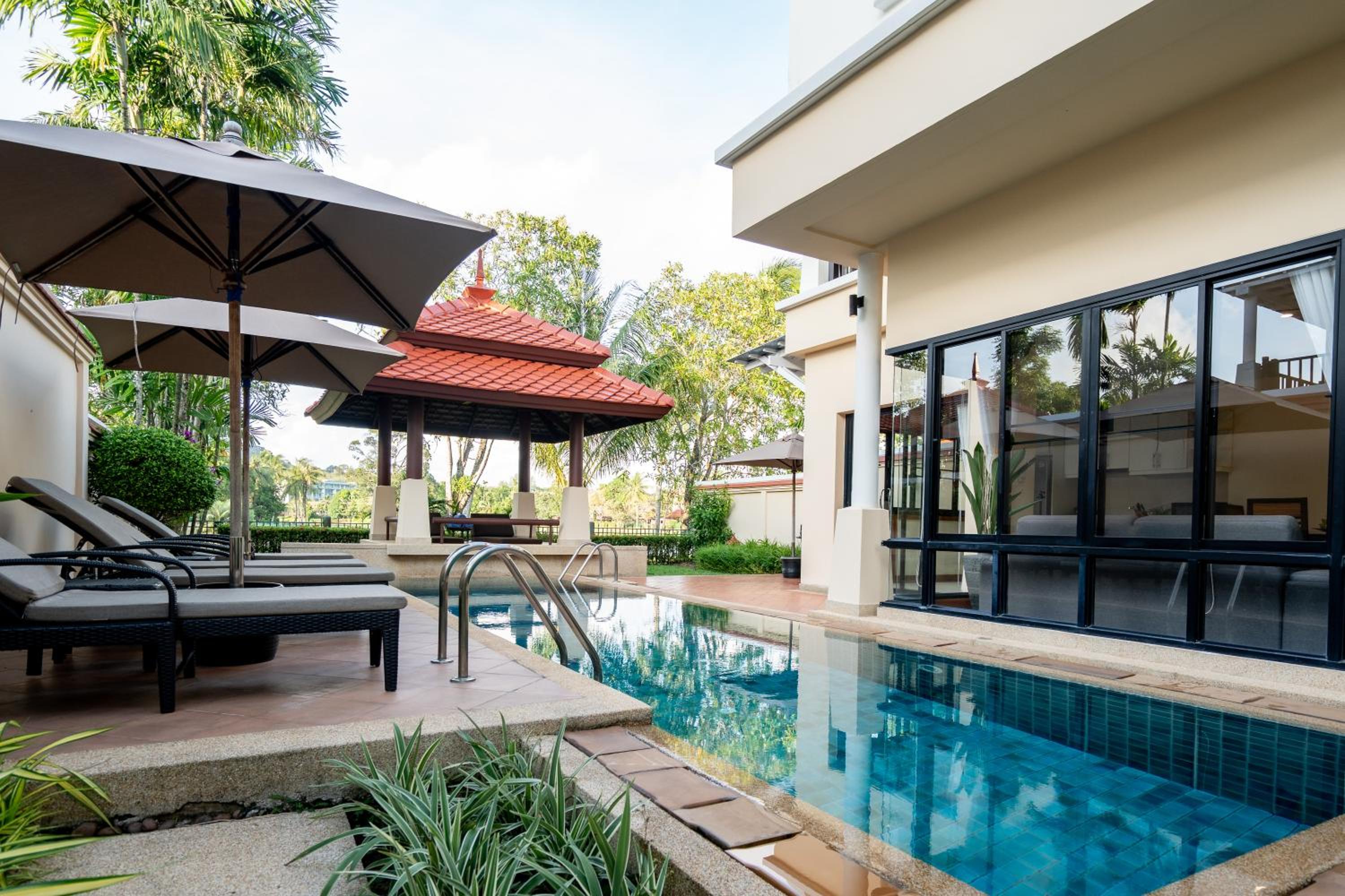 Grand 4-Bed Lagoon Villa - Private Pool & Garden - Laguna
