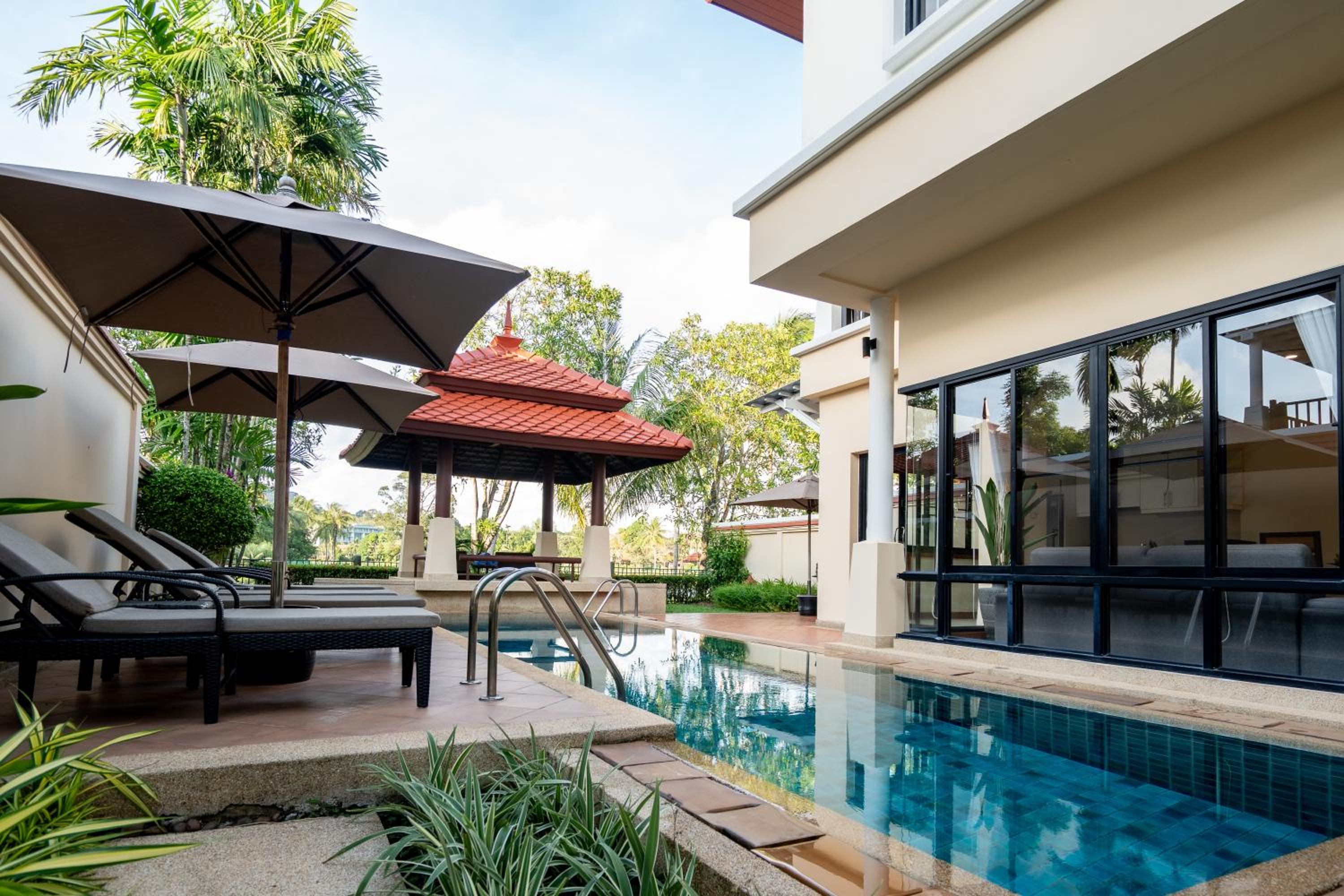 Grand 4-Bed Lagoon Villa - Private Pool & Garden - Laguna