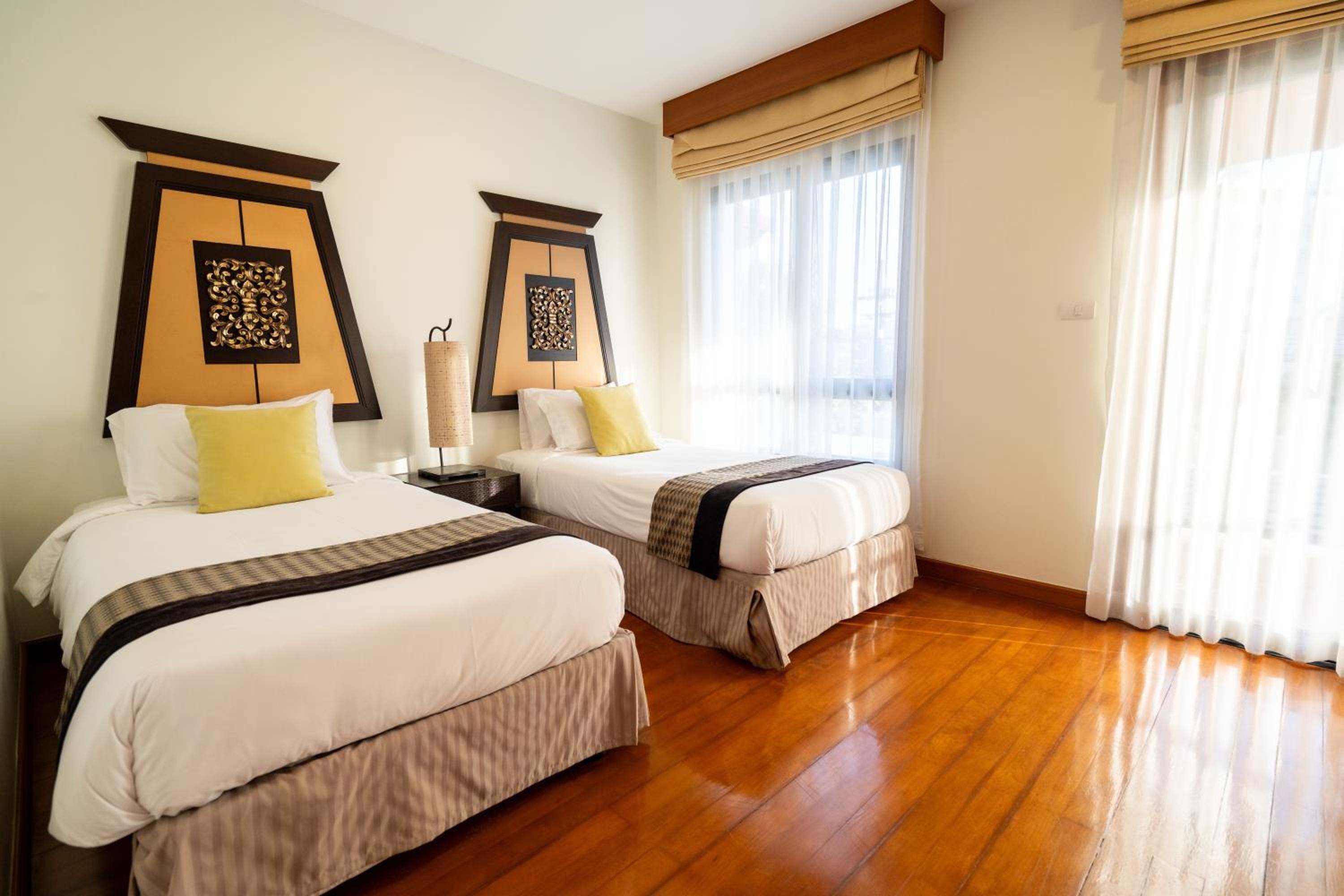 Grand 4-Bed Lagoon Villa - Private Pool & Garden - Laguna