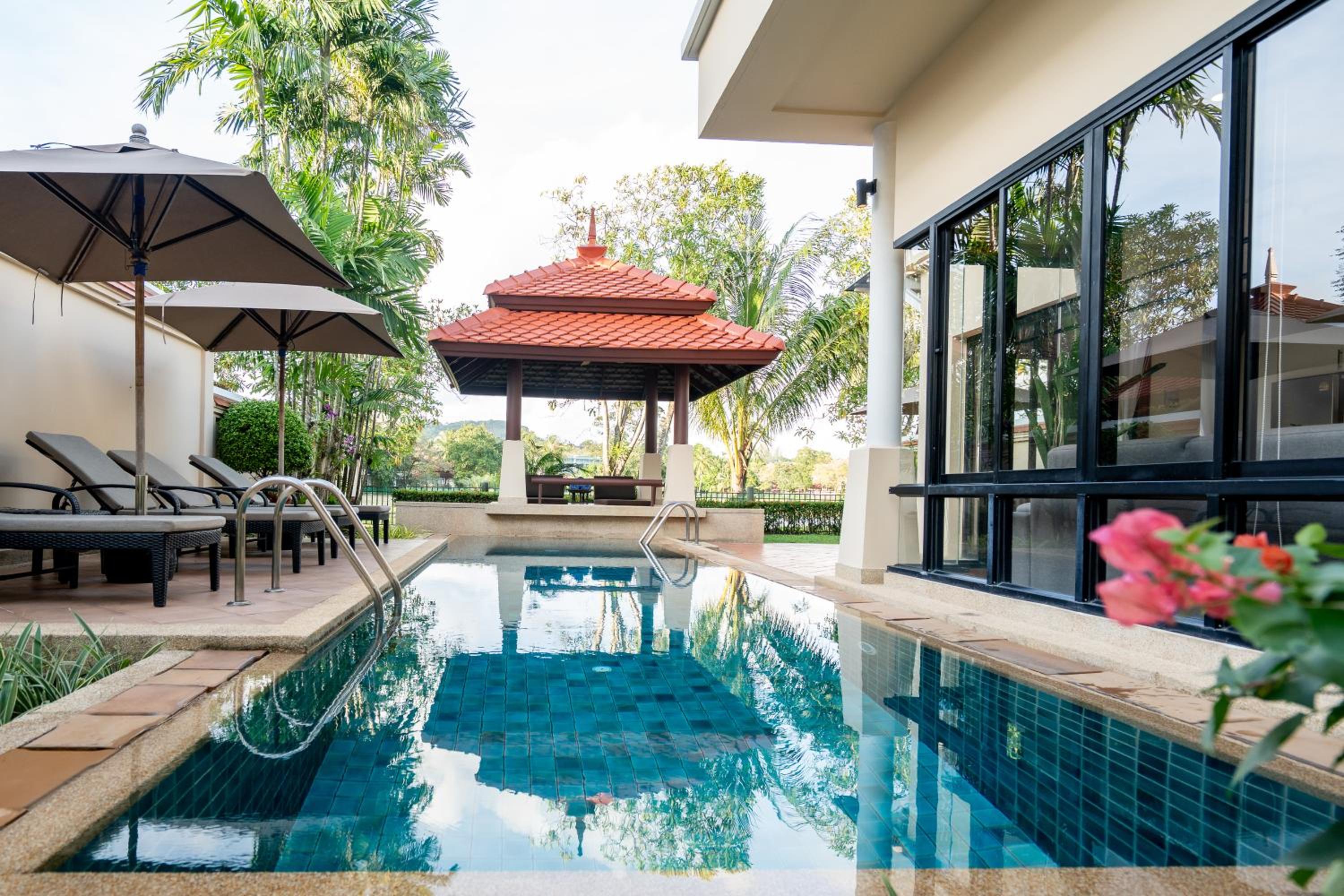 Grand 4-Bed Lagoon Villa - Private Pool & Garden - Laguna