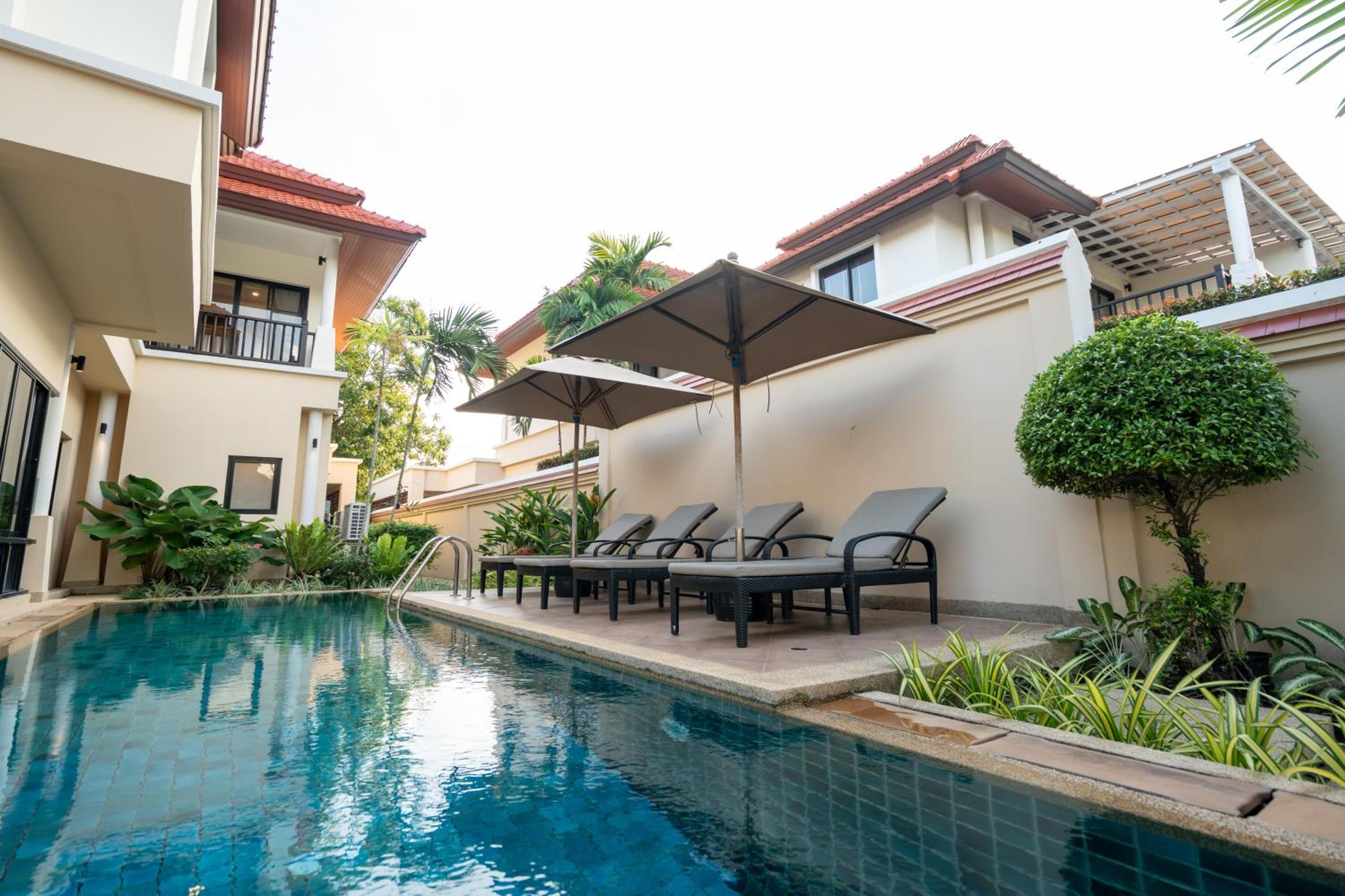 Grand 4-Bed Lagoon Villa - Private Pool & Garden - Laguna