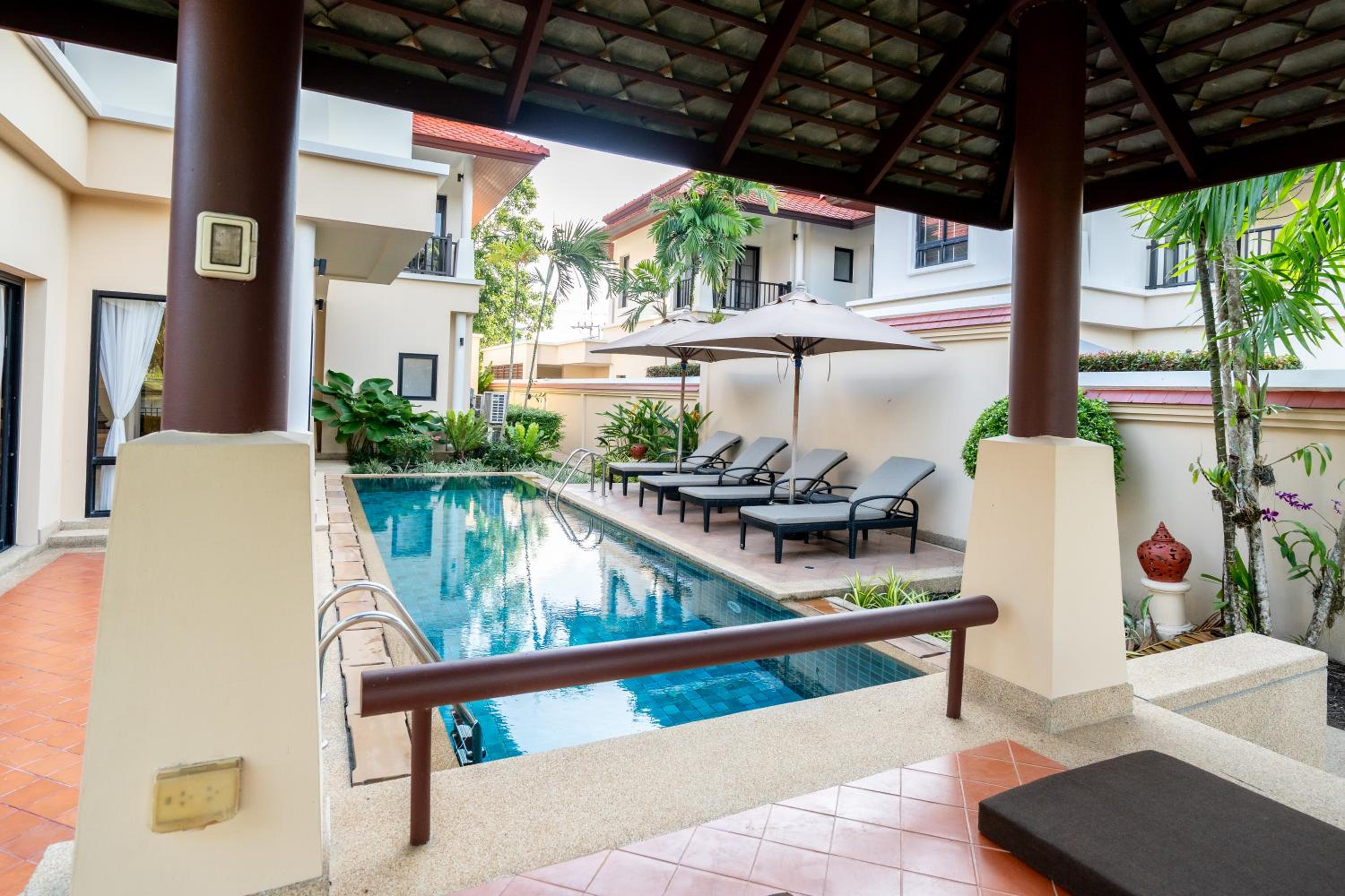 Grand 4-Bed Lagoon Villa - Private Pool & Garden - Laguna