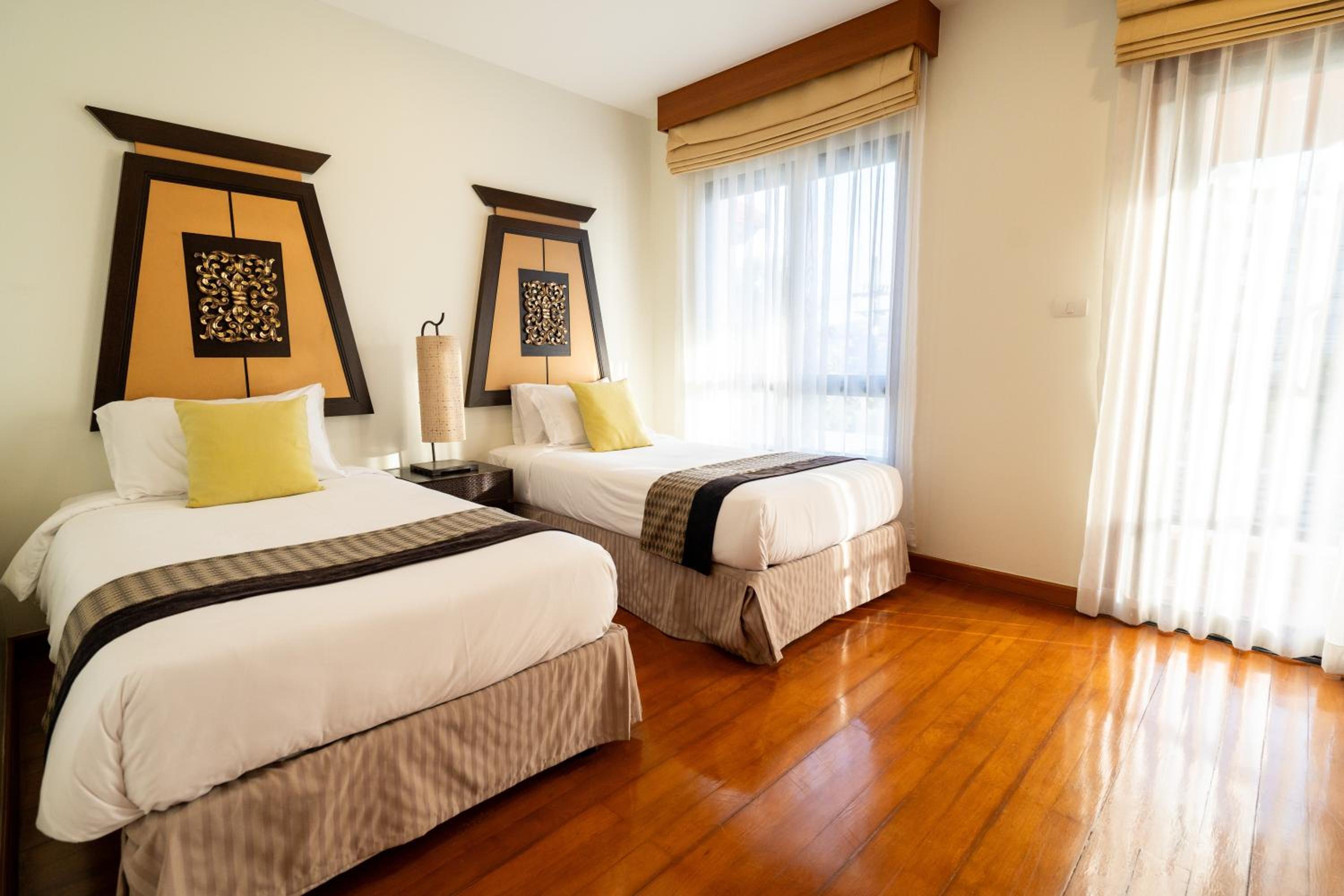 Grand 4-Bed Lagoon Villa - Private Pool & Garden - Laguna
