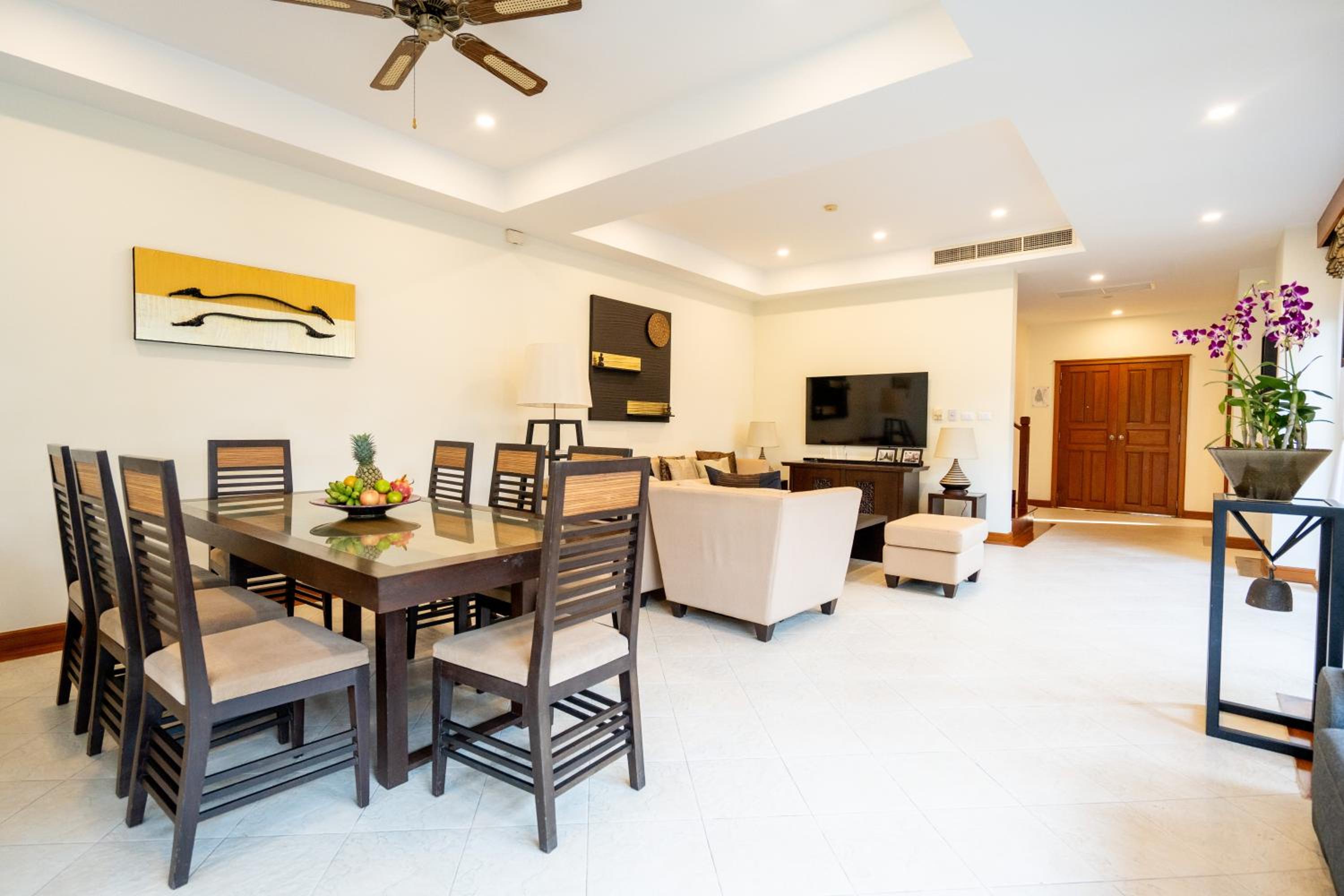 Grand 4-Bed Lagoon Villa - Private Pool & Garden - Laguna