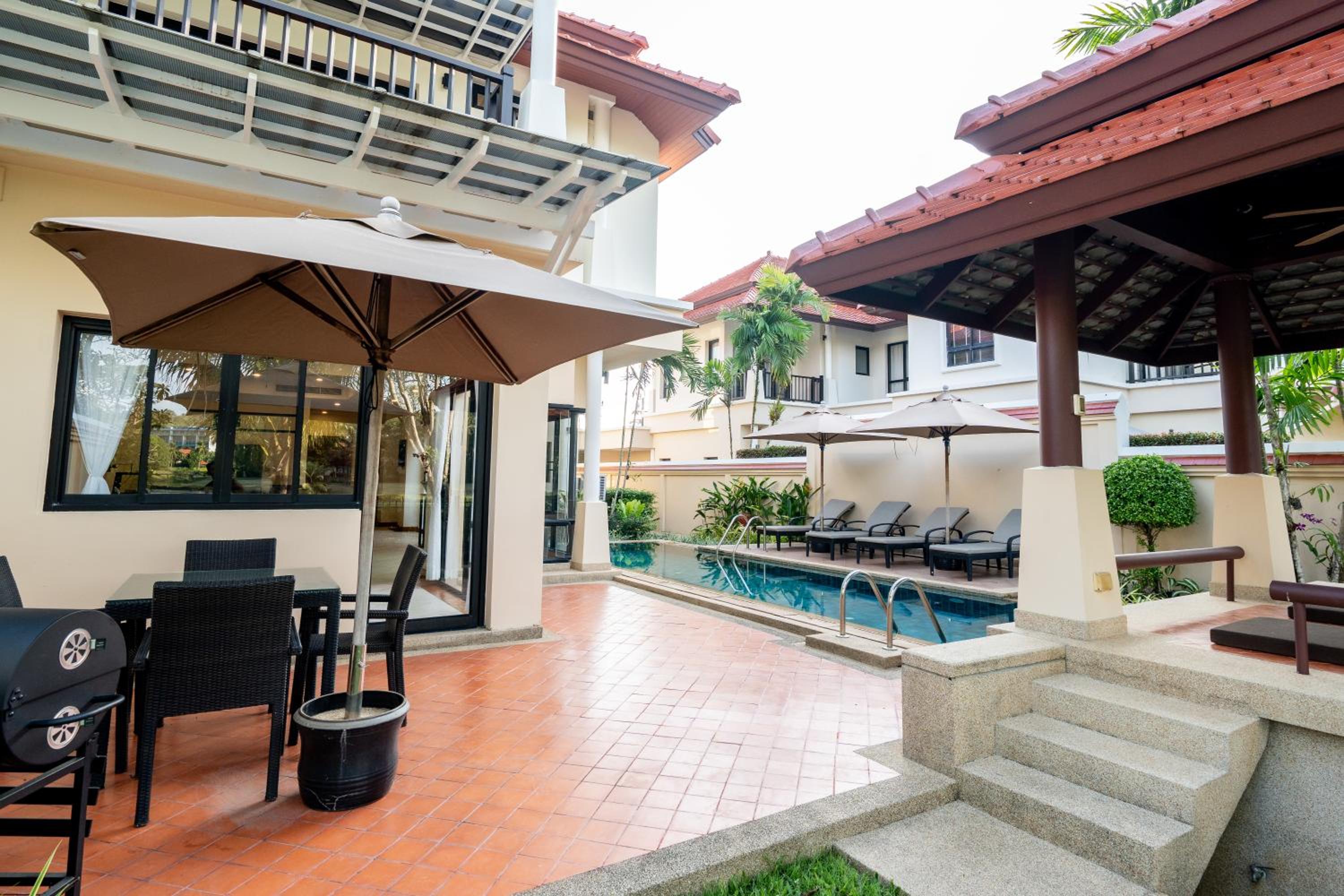 Grand 4-Bed Lagoon Villa - Private Pool & Garden - Laguna