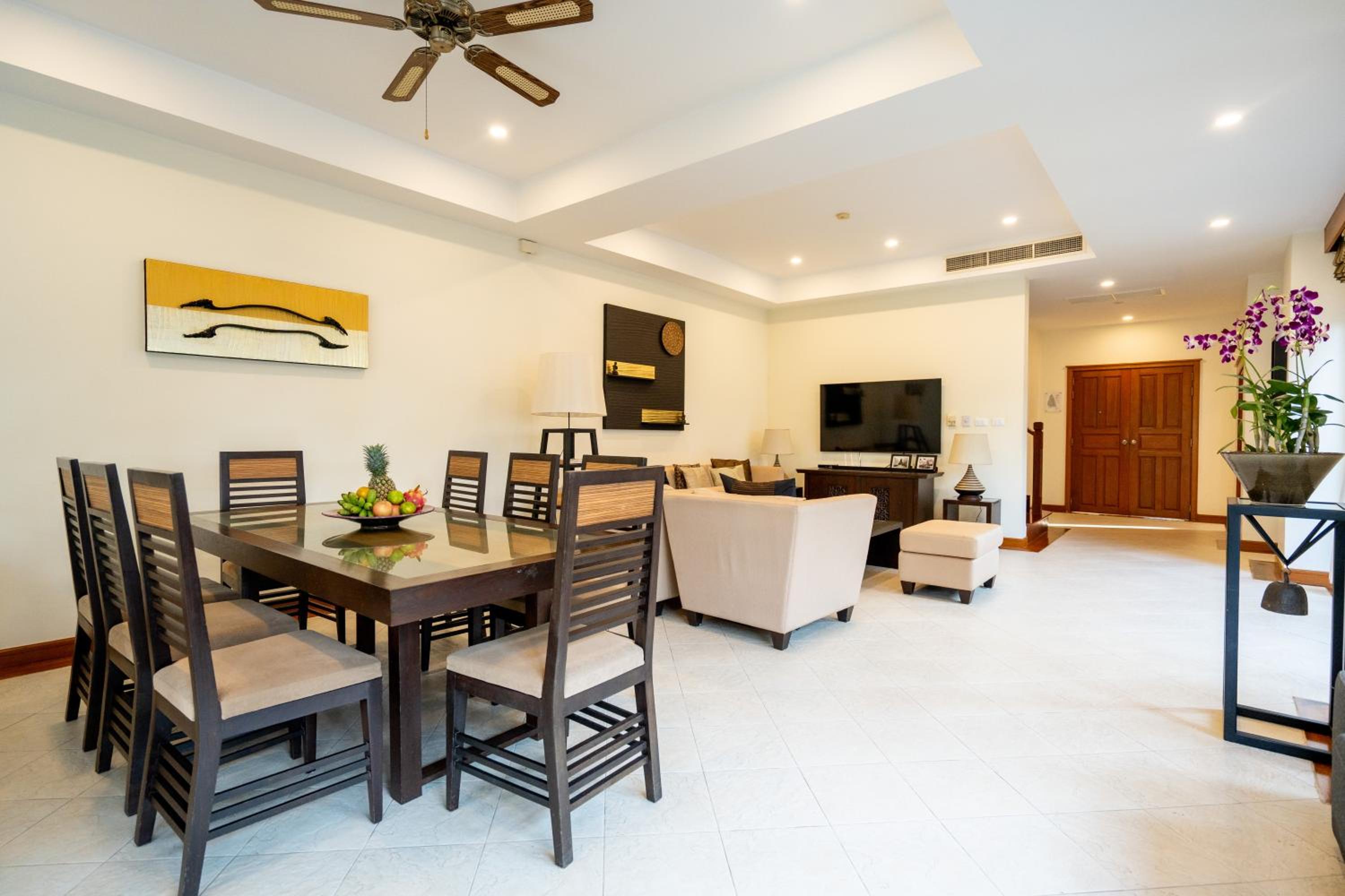 Grand 4-Bed Lagoon Villa - Private Pool & Garden - Laguna
