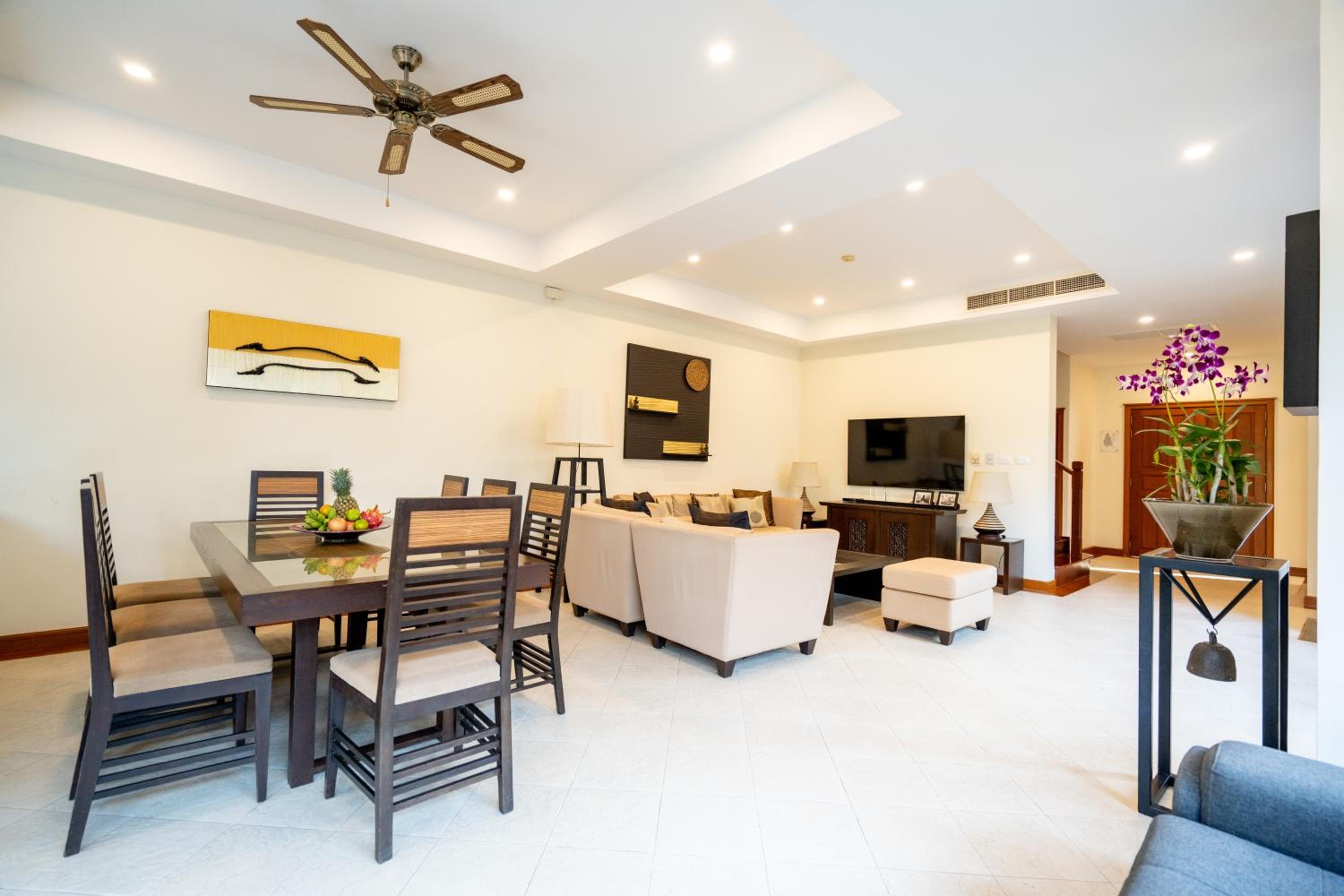 Grand 4-Bed Lagoon Villa - Private Pool & Garden - Laguna