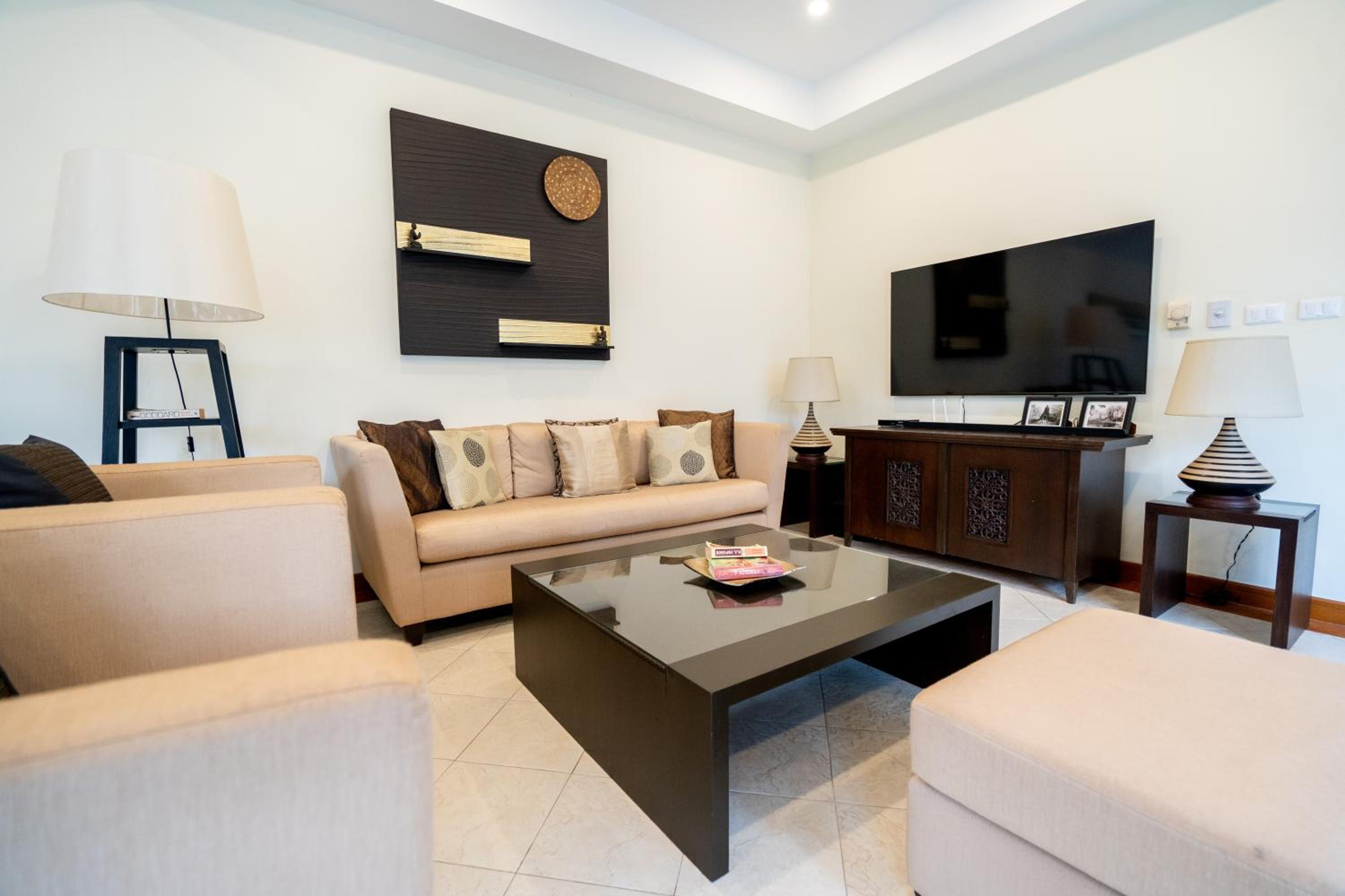 Grand 4-Bed Lagoon Villa - Private Pool & Garden - Laguna