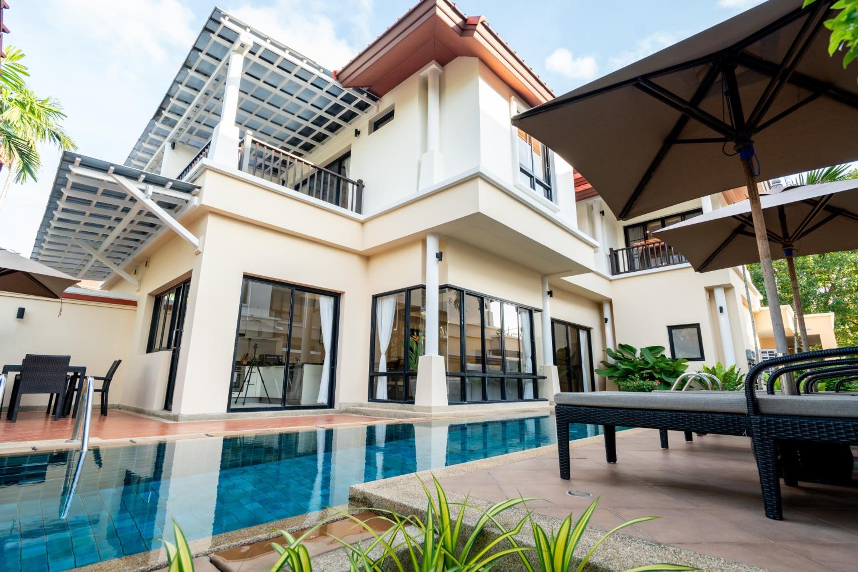 Grand 4-Bed Lagoon Villa - Private Pool & Garden - Laguna