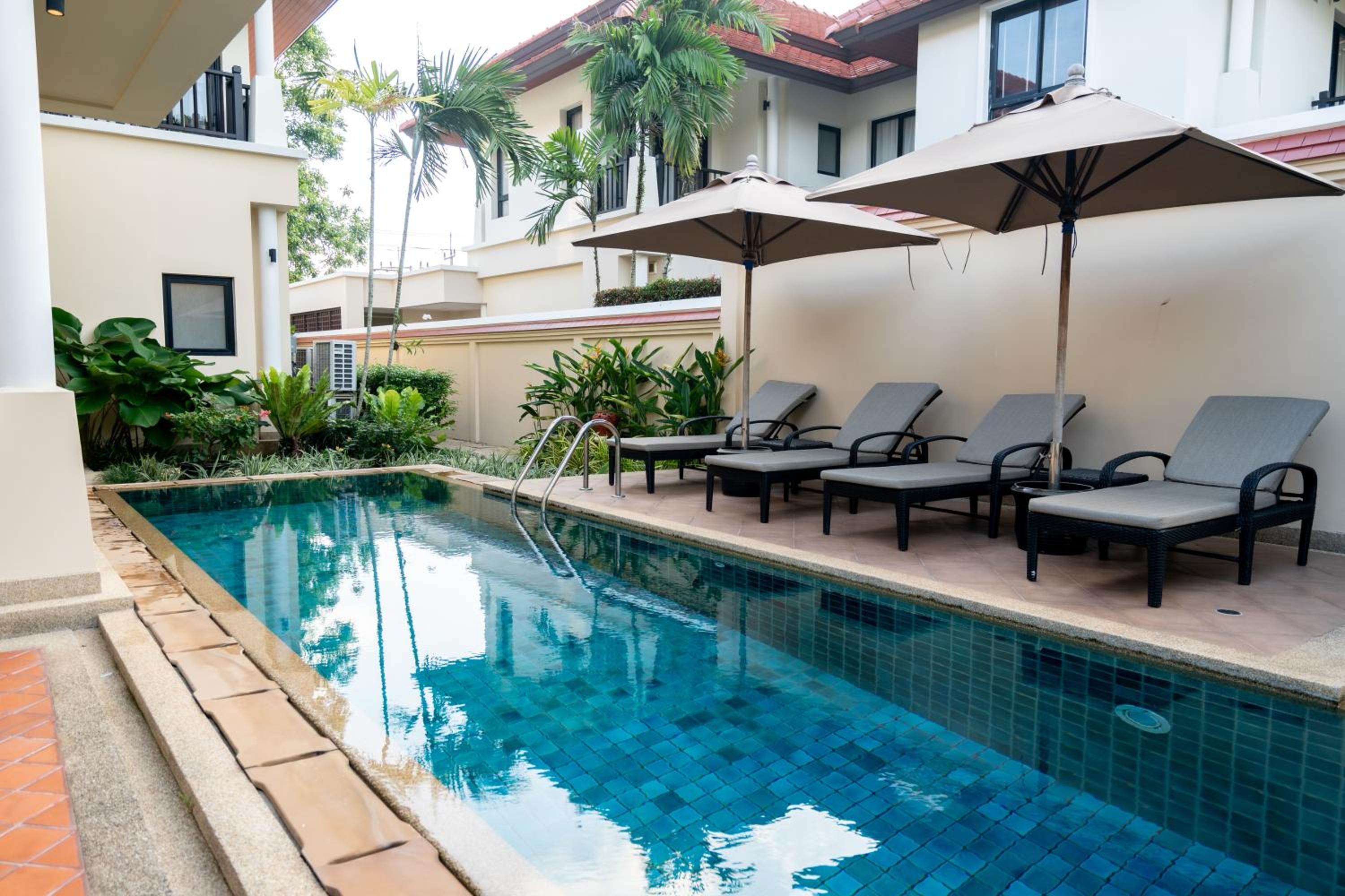 Grand 4-Bed Lagoon Villa - Private Pool & Garden - Laguna