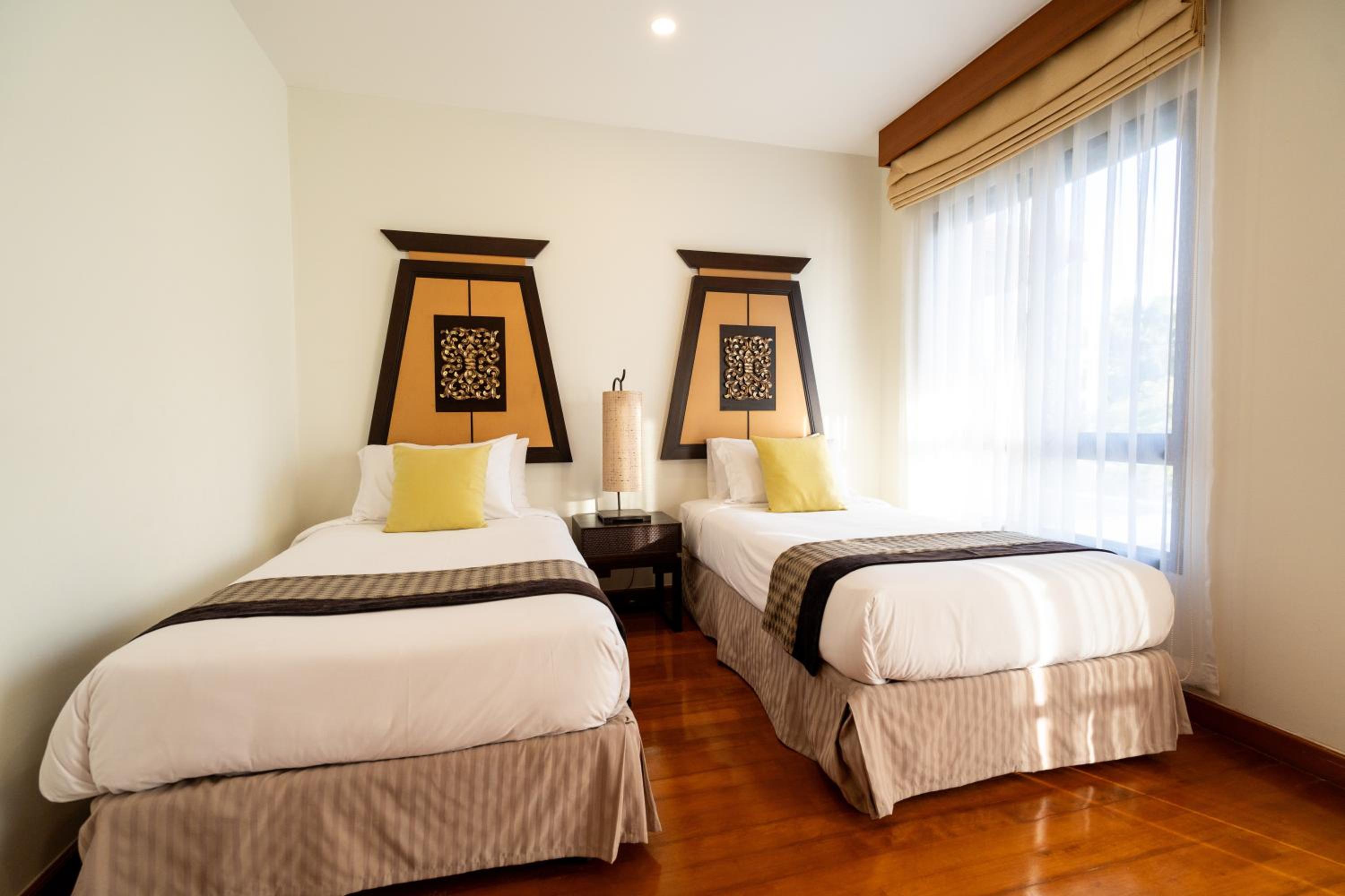 Grand 4-Bed Lagoon Villa - Private Pool & Garden - Laguna