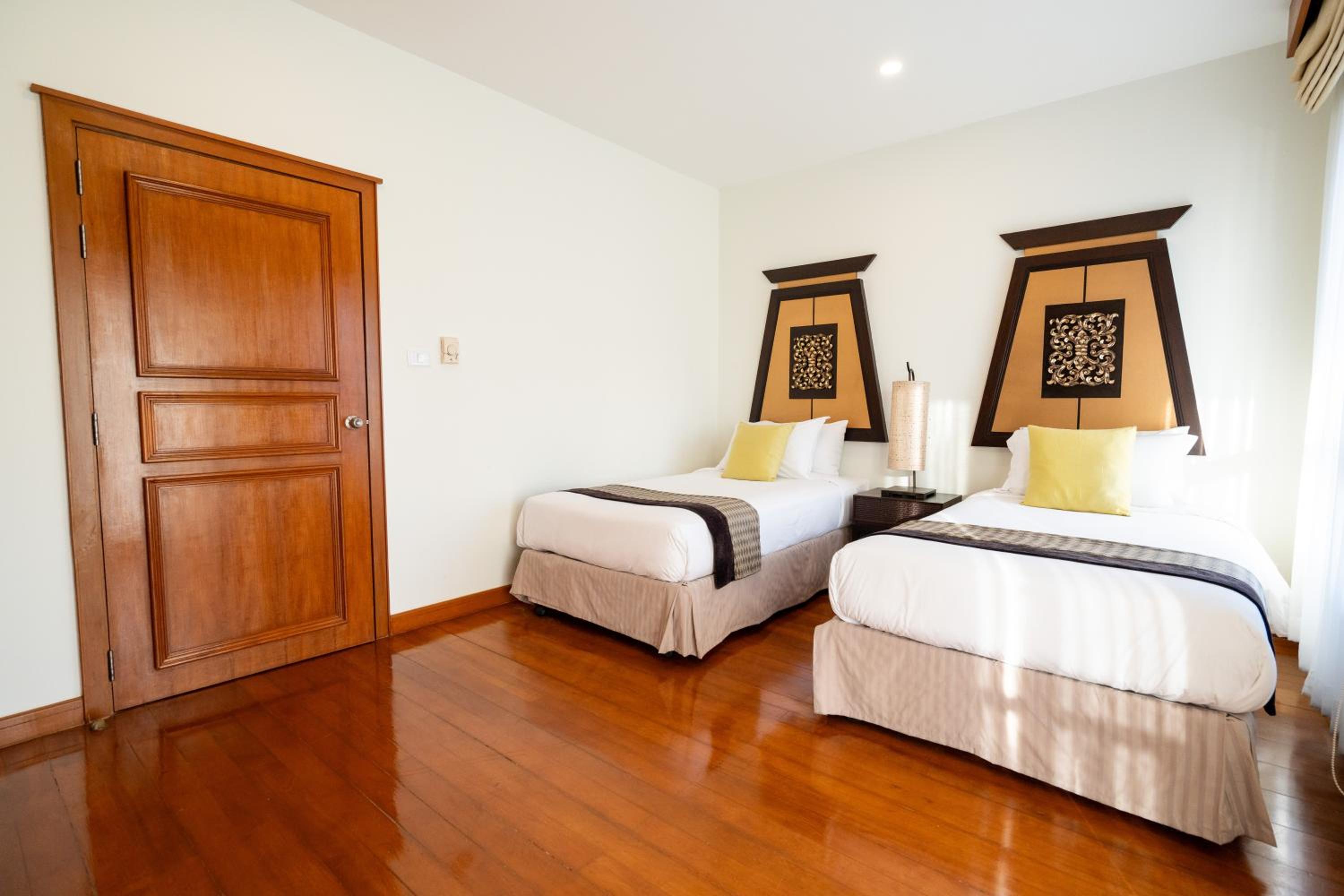 Grand 4-Bed Lagoon Villa - Private Pool & Garden - Laguna