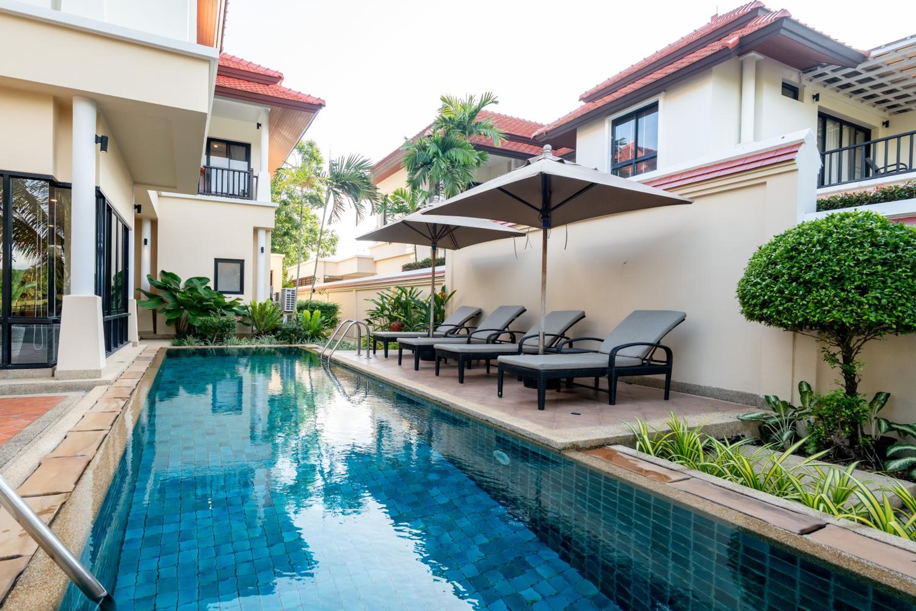Grand 4-Bed Lagoon Villa - Private Pool & Garden - Laguna
