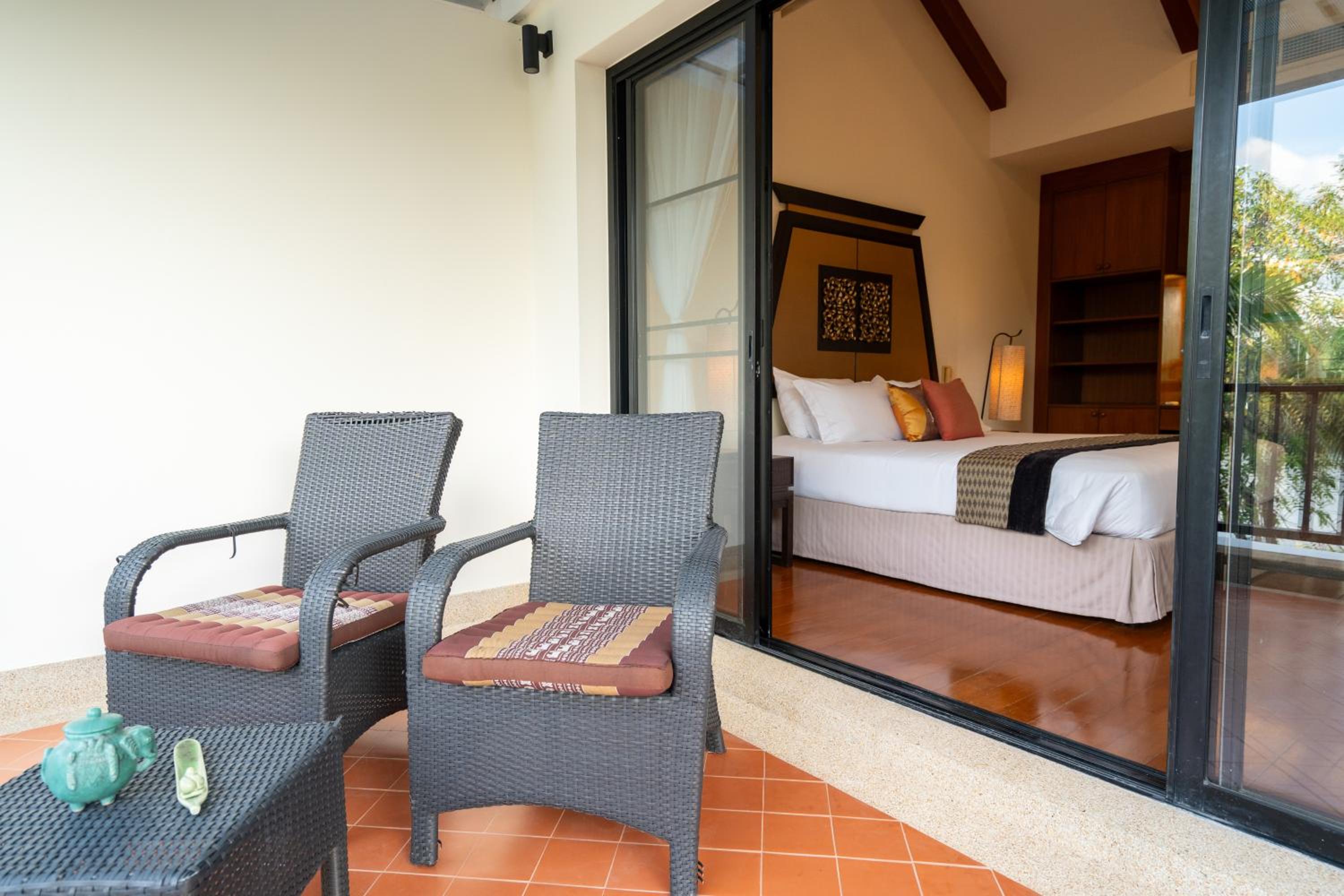 Grand 4-Bed Lagoon Villa - Private Pool & Garden - Laguna