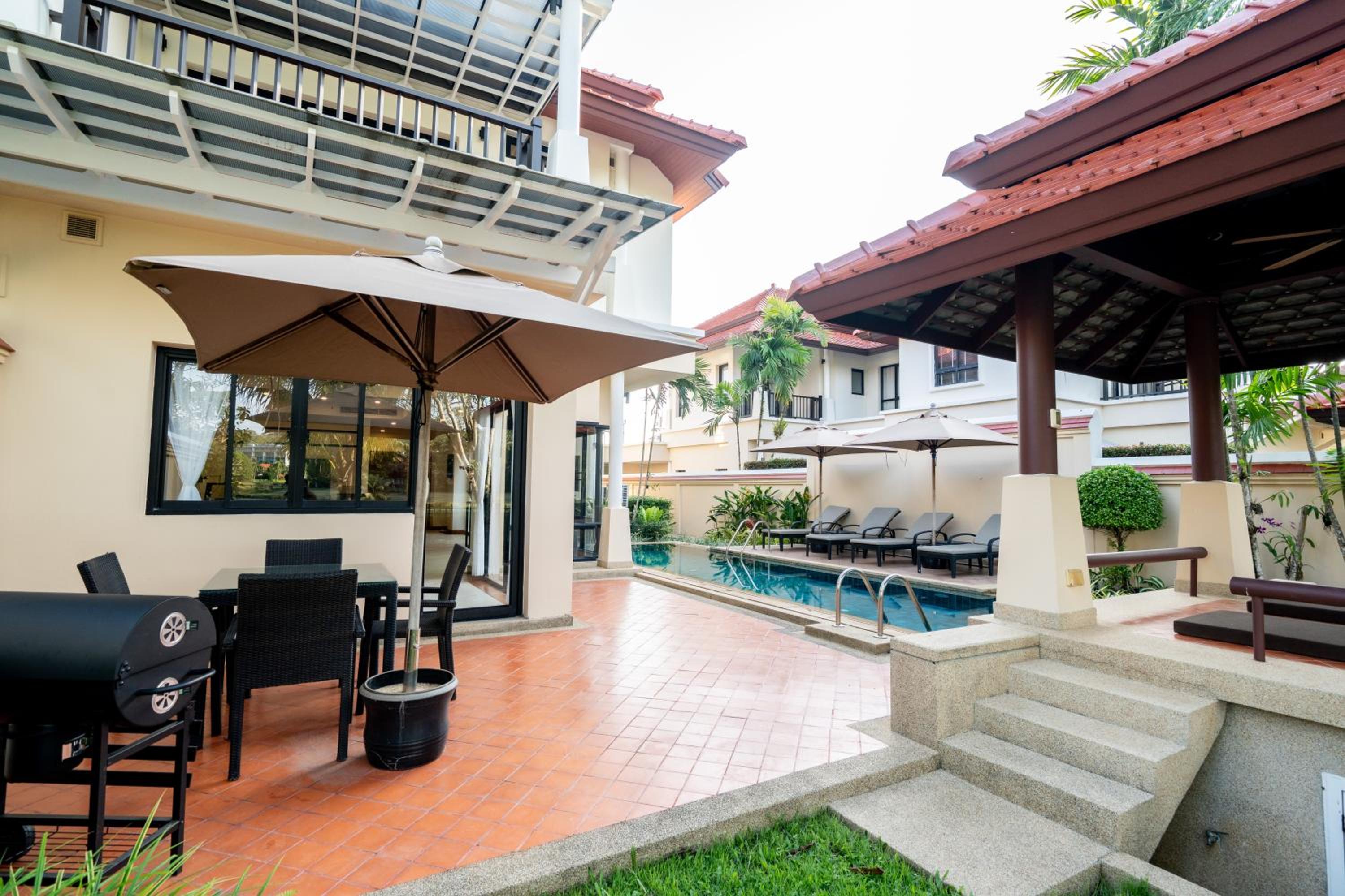 Grand 4-Bed Lagoon Villa - Private Pool & Garden - Laguna