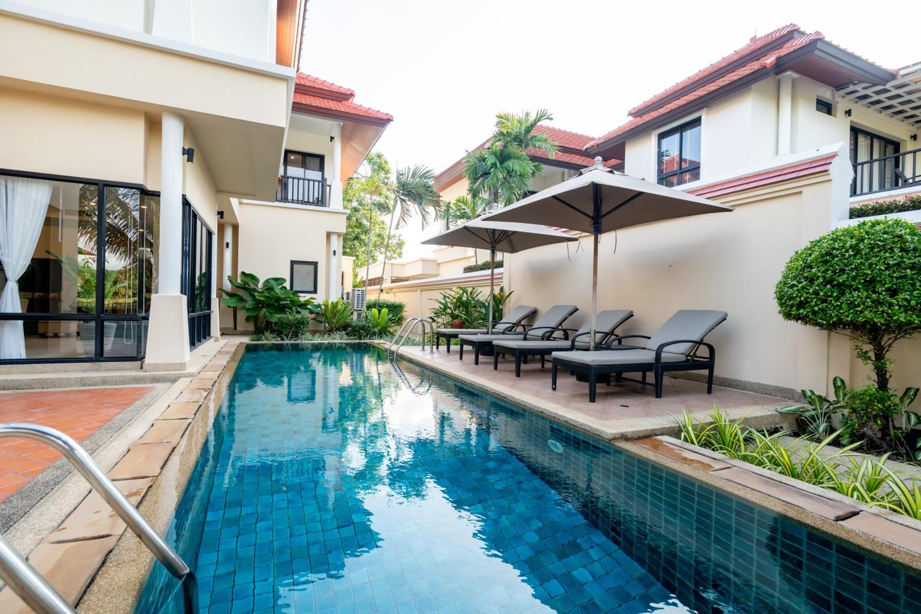 Grand 4-Bed Lagoon Villa - Private Pool & Garden - Laguna