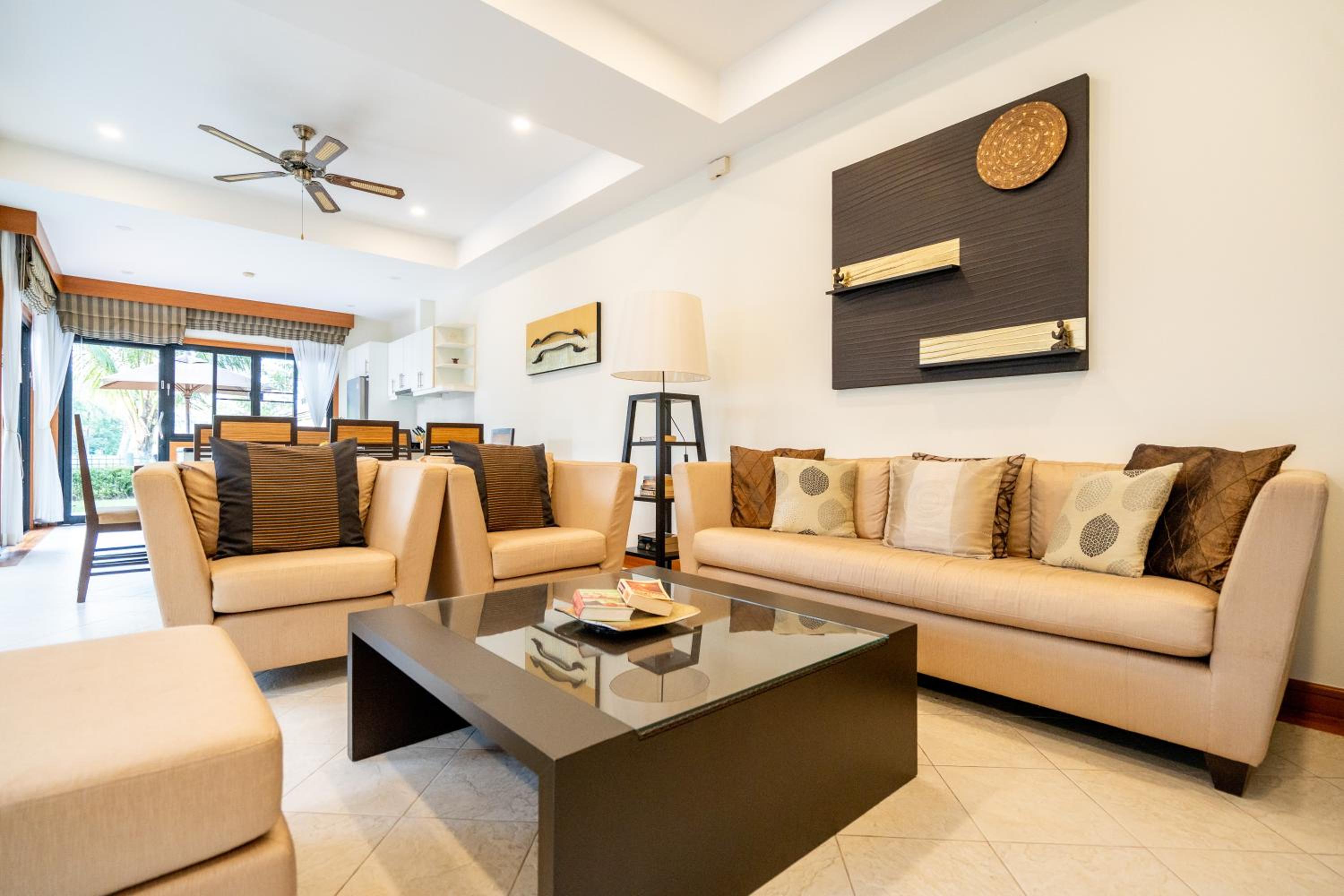 Grand 4-Bed Lagoon Villa - Private Pool & Garden - Laguna
