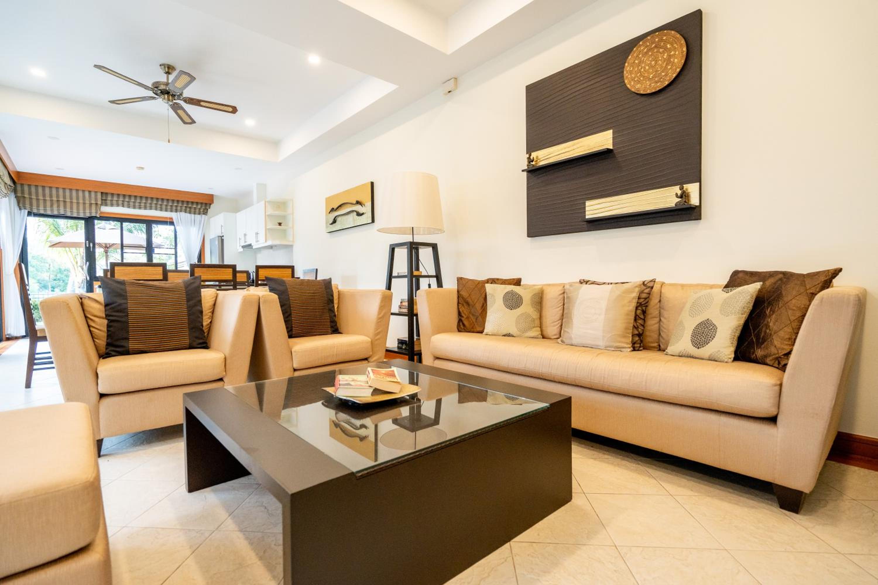 Grand 4-Bed Lagoon Villa - Private Pool & Garden - Laguna