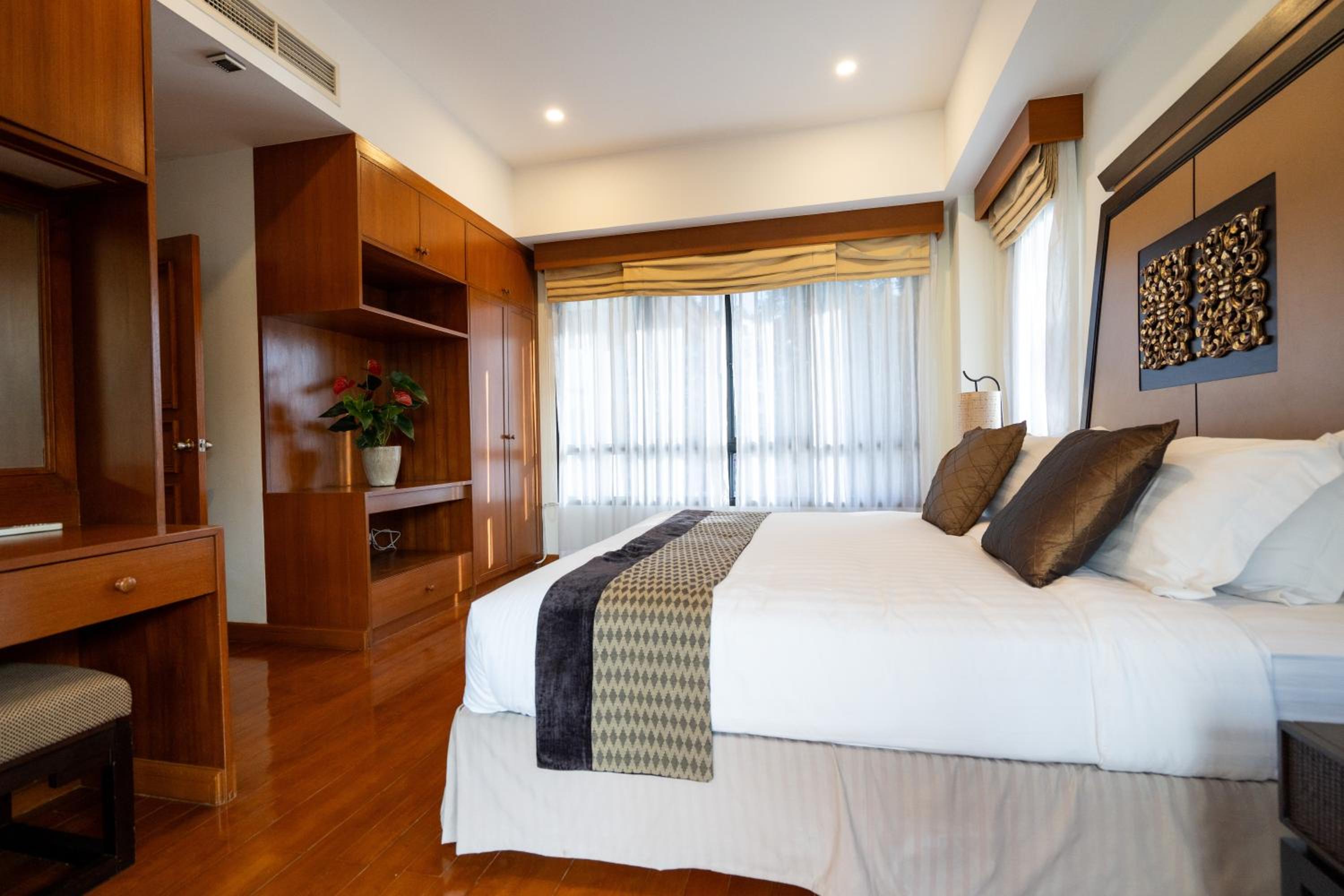 Grand 4-Bed Lagoon Villa - Private Pool & Garden - Laguna