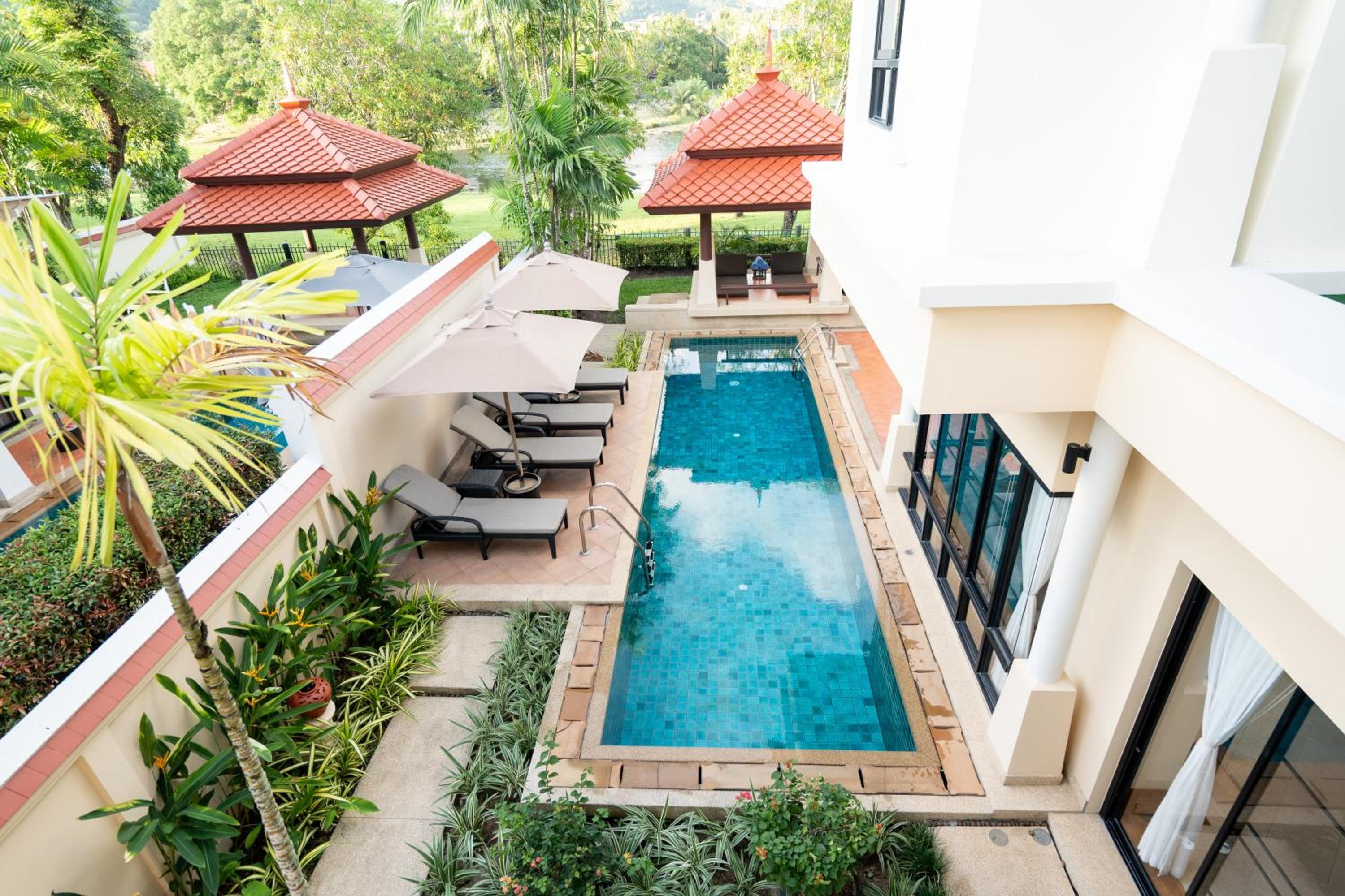 Grand 4-Bed Lagoon Villa - Private Pool & Garden - Laguna