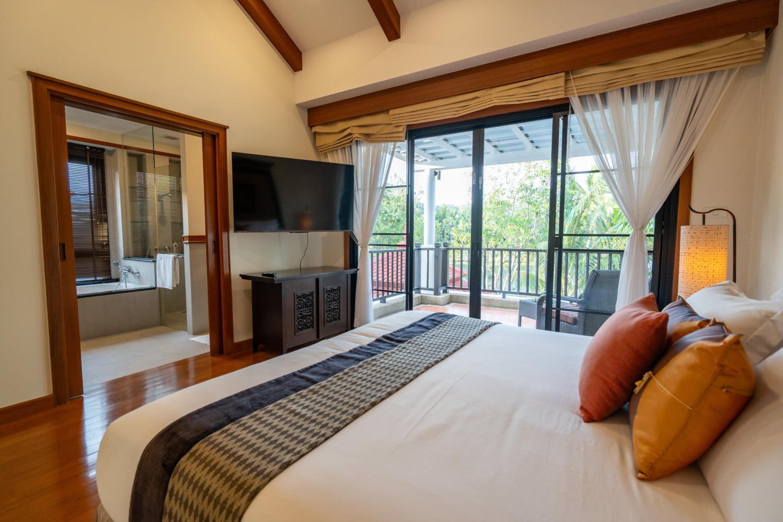Grand 4-Bed Lagoon Villa - Private Pool & Garden - Laguna