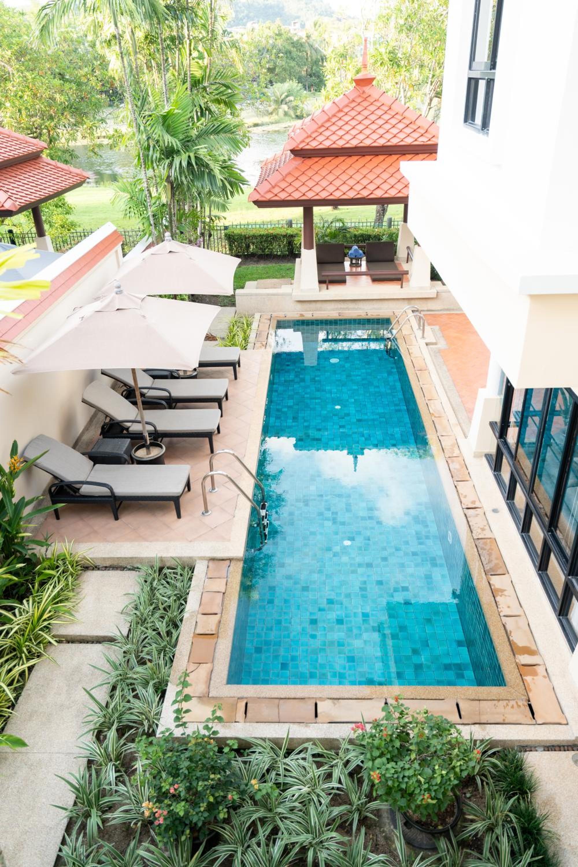 Grand 4-Bed Lagoon Villa - Private Pool & Garden - Laguna