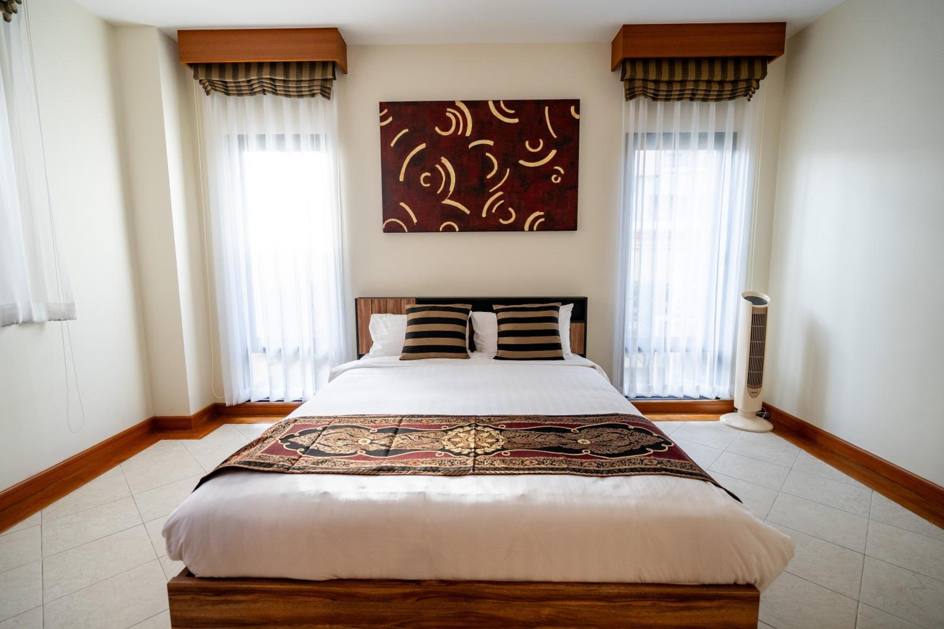 Grand 4-Bed Lagoon Villa - Private Pool & Garden - Laguna