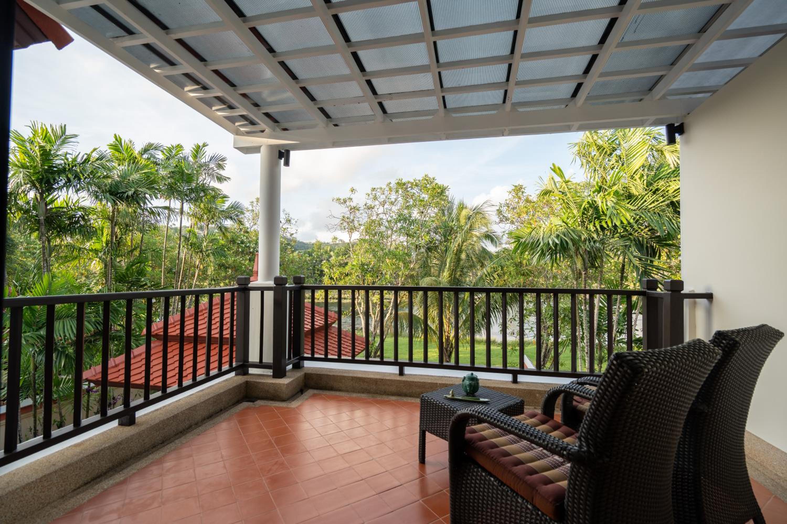 Grand 4-Bed Lagoon Villa - Private Pool & Garden - Laguna