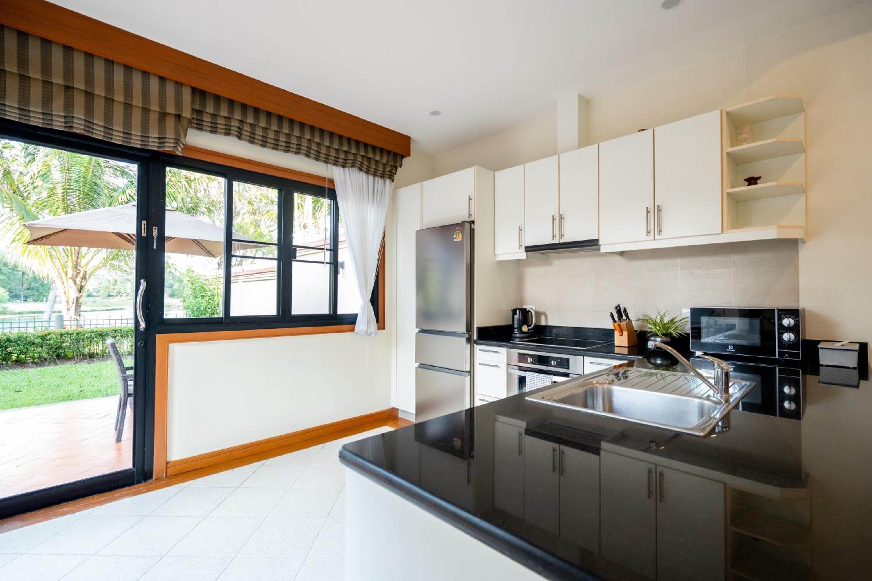 Grand 4-Bed Lagoon Villa - Private Pool & Garden - Laguna