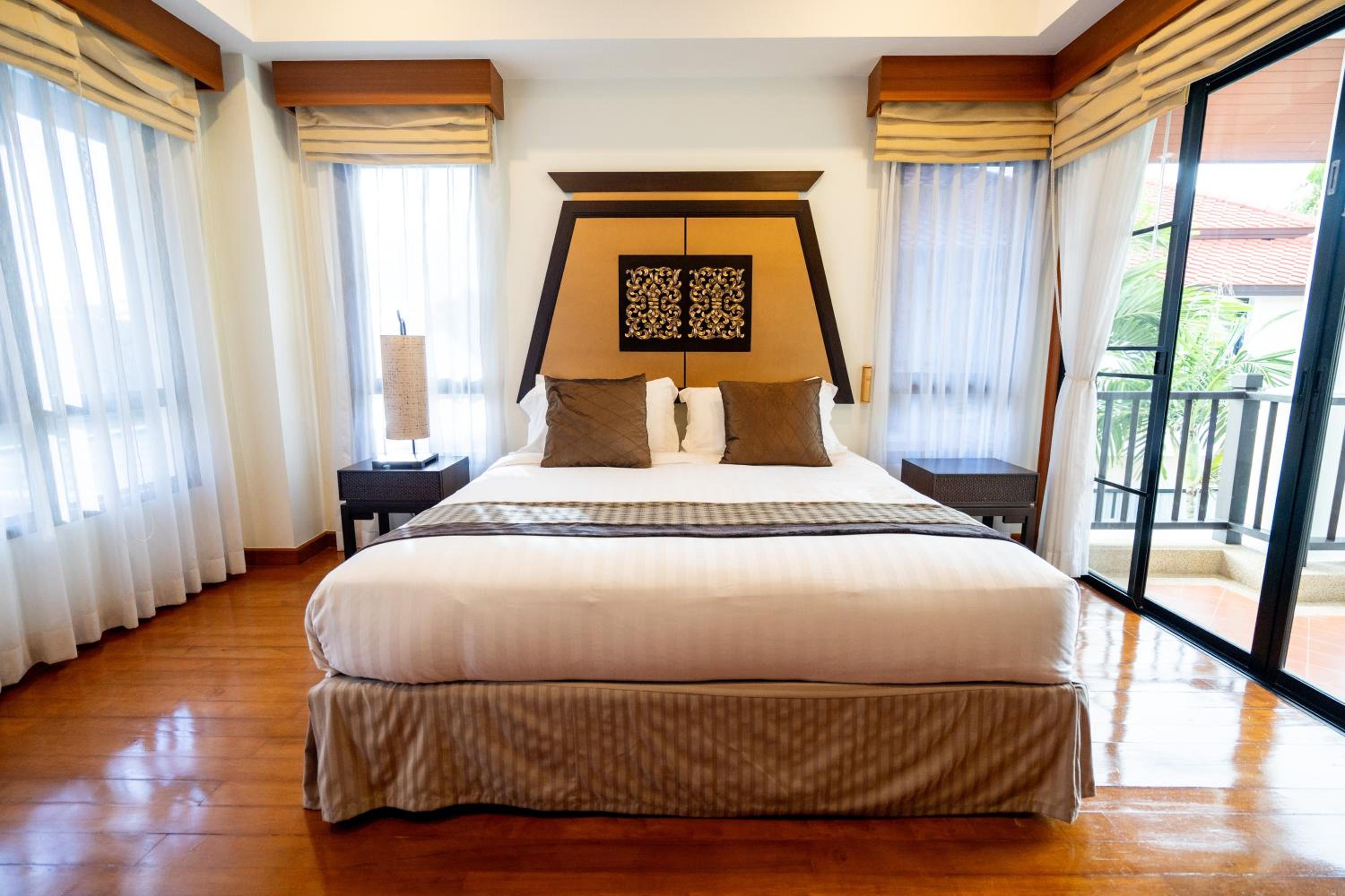 Grand 4-Bed Lagoon Villa - Private Pool & Garden - Laguna