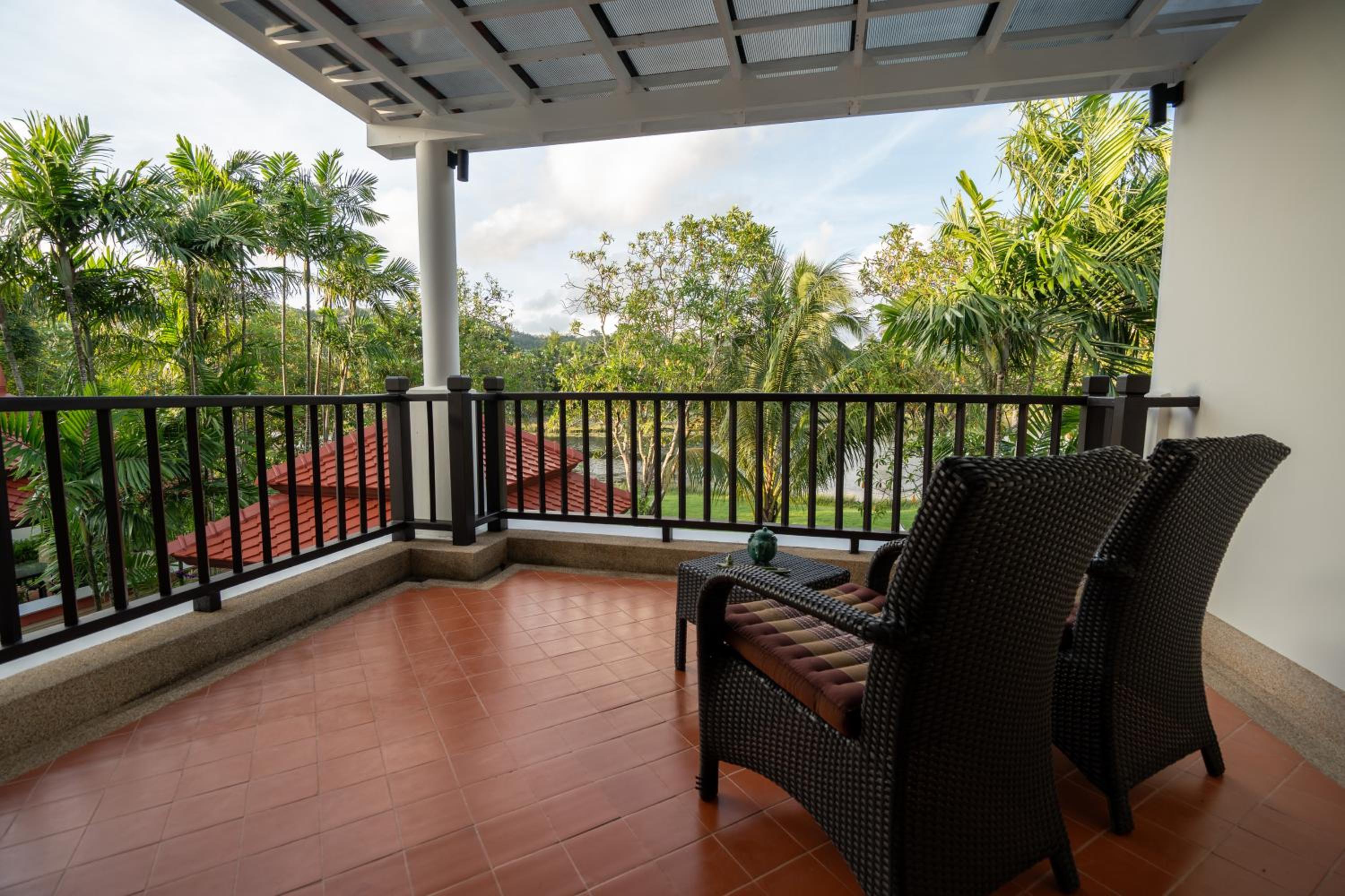 Grand 4-Bed Lagoon Villa - Private Pool & Garden - Laguna