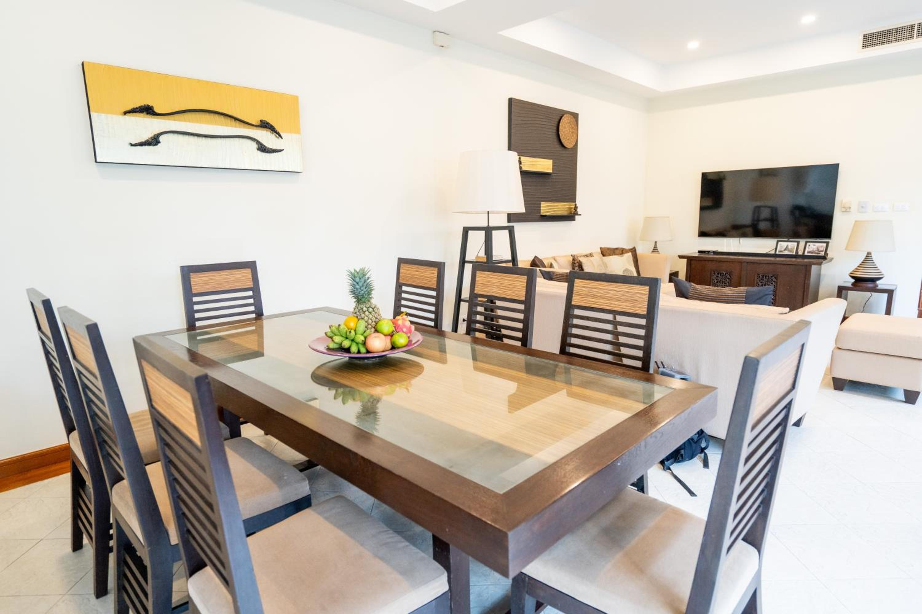 Grand 4-Bed Lagoon Villa - Private Pool & Garden - Laguna