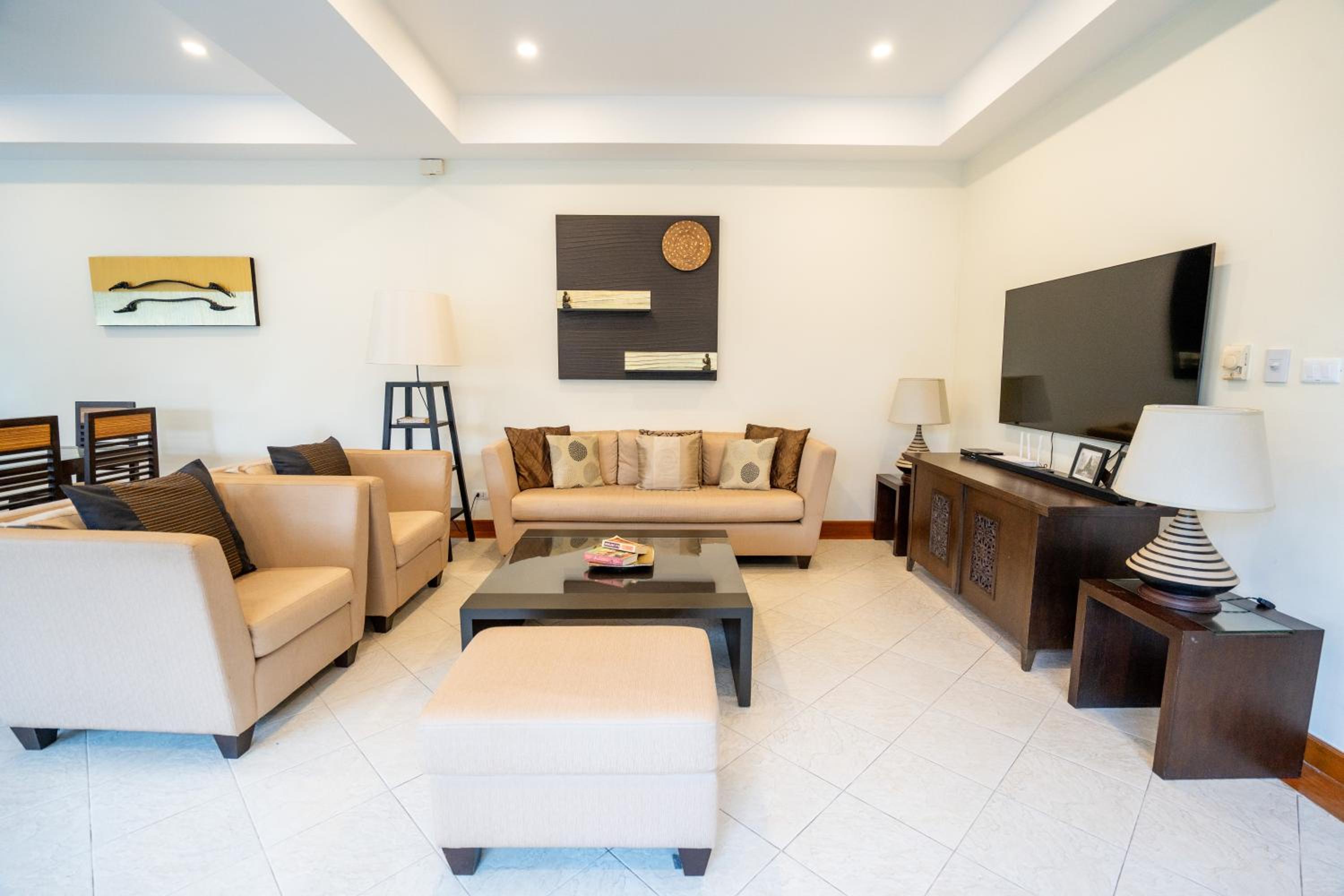 Grand 4-Bed Lagoon Villa - Private Pool & Garden - Laguna