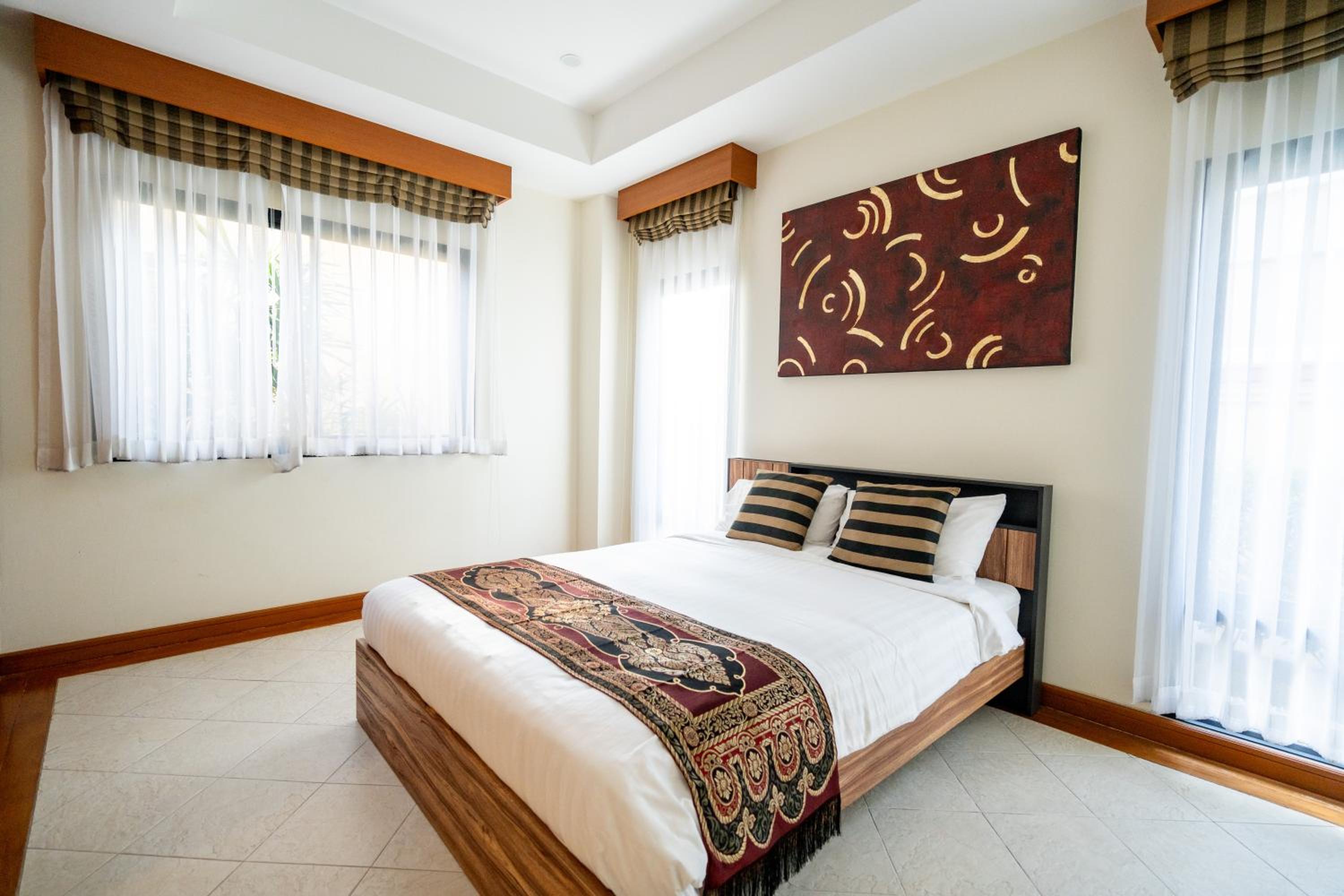 Grand 4-Bed Lagoon Villa - Private Pool & Garden - Laguna