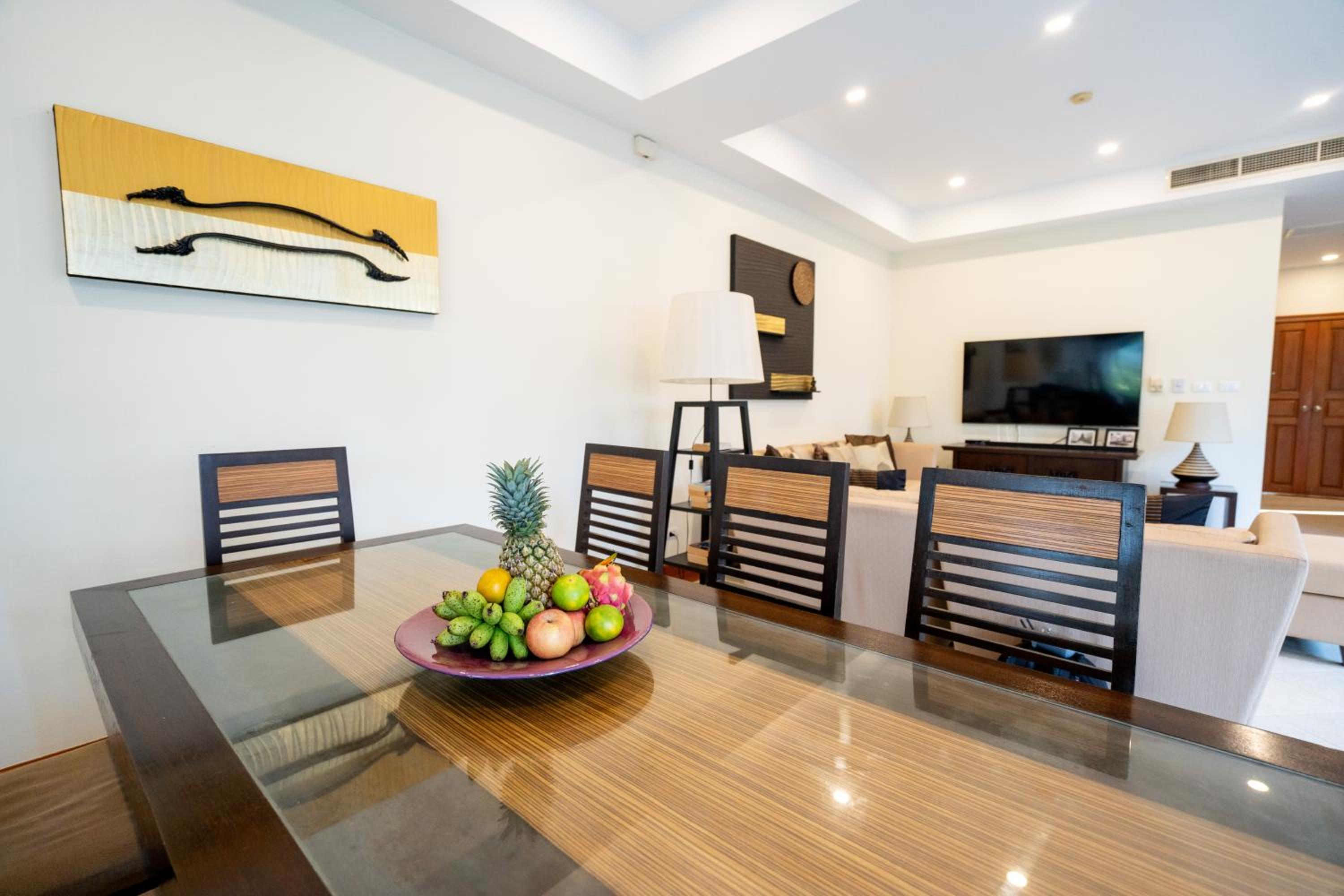 Grand 4-Bed Lagoon Villa - Private Pool & Garden - Laguna