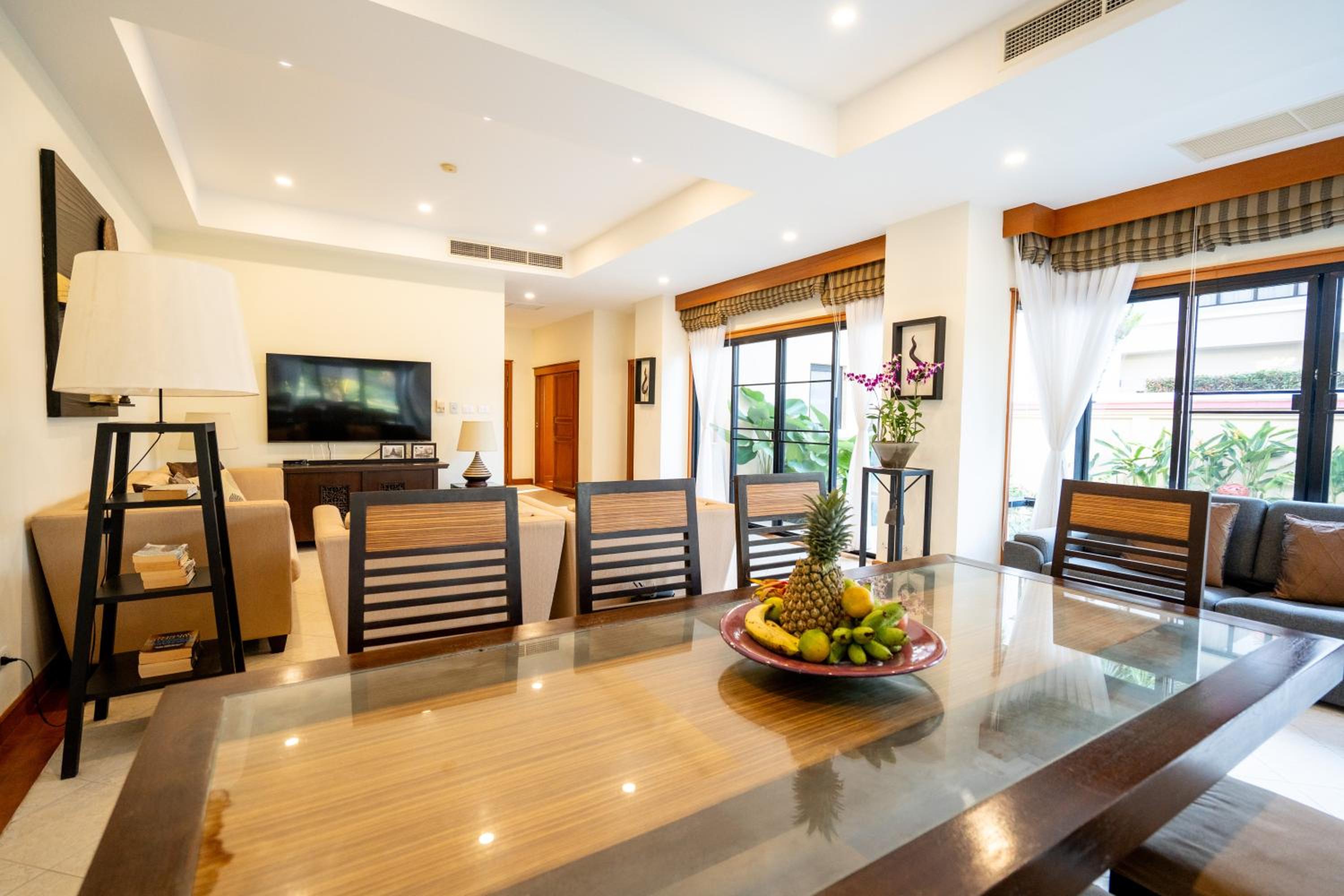 Grand 4-Bed Lagoon Villa - Private Pool & Garden - Laguna